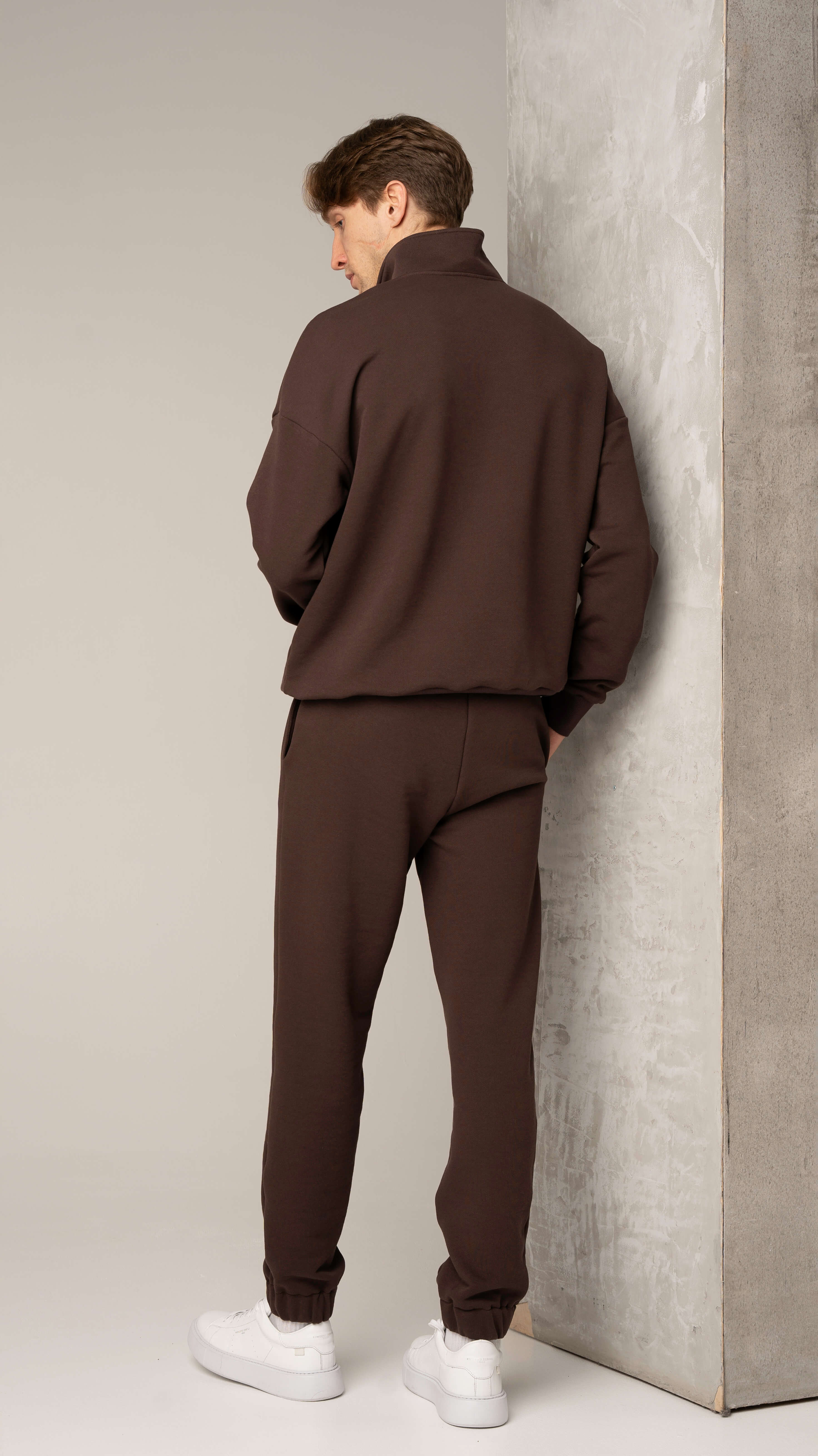 Rudos spalvos vyriški laisvalaikio treningai be pūkelio su užtrauktuku ir kelnėmis su raišteliu bei kišenėmis