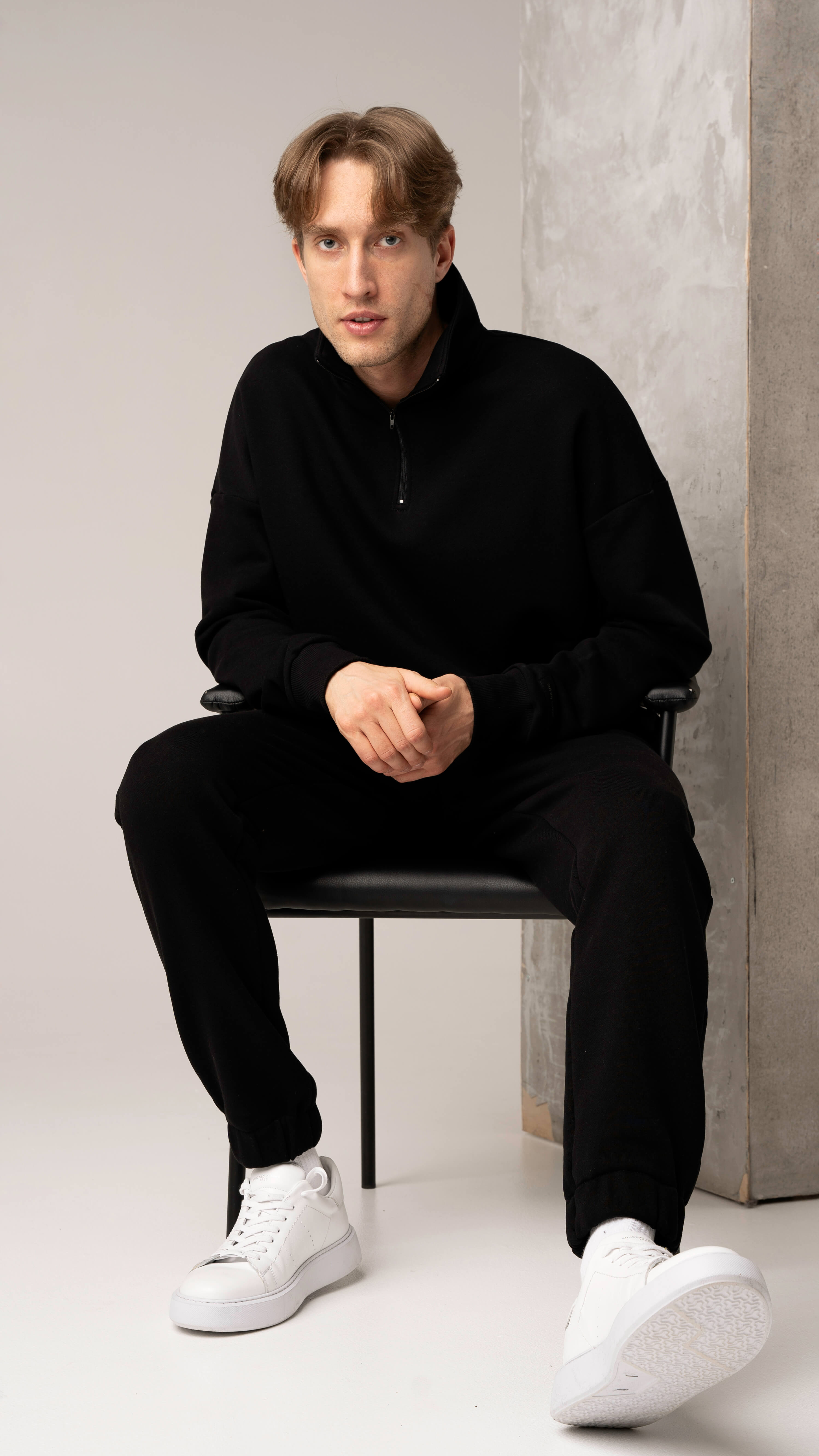 Juodi vyriški laisvalaikio treningai be pūkelio su užtrauktuku ir kelnėmis su raišteliu bei kišenėmis