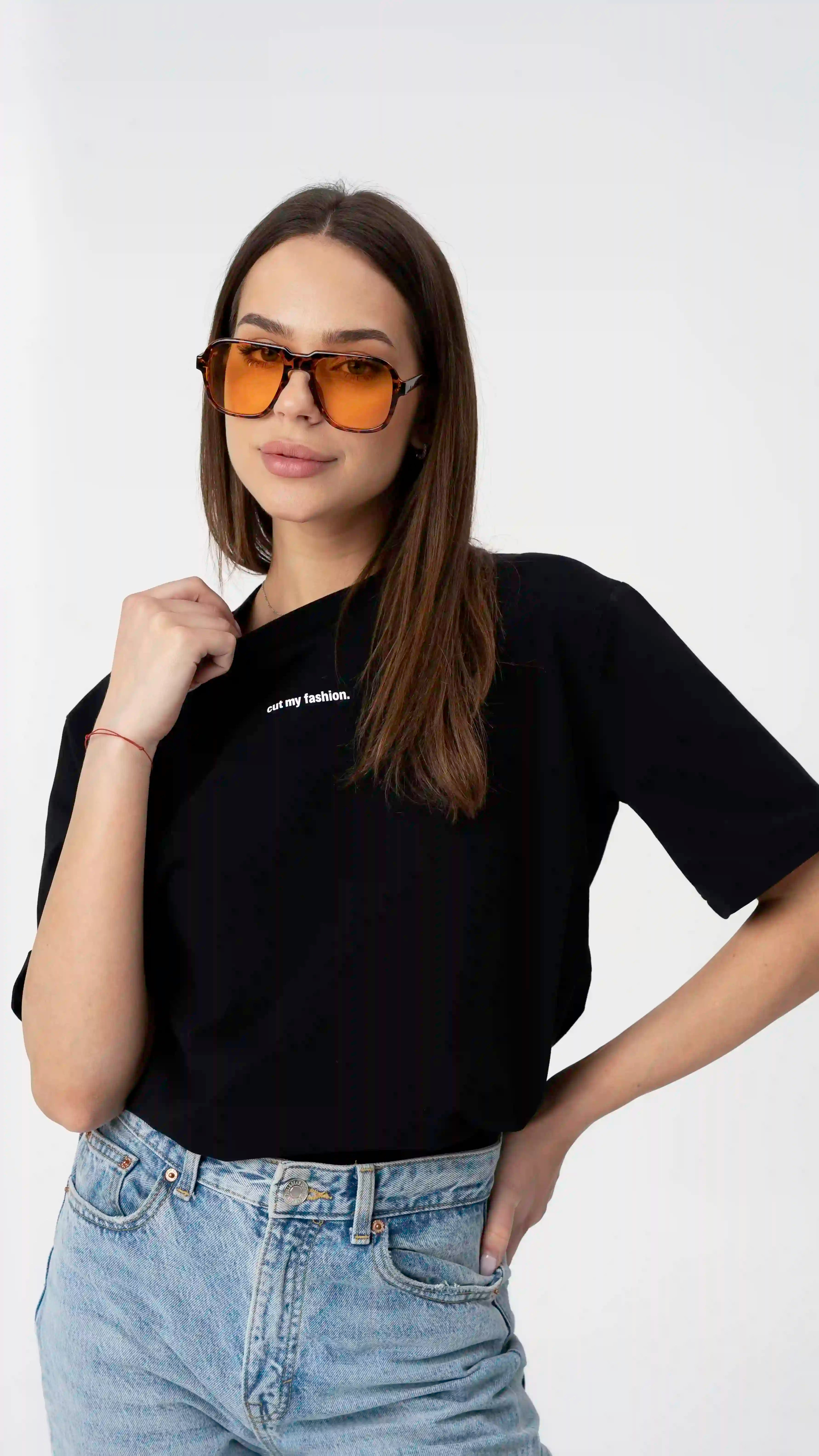 Mūsų prabangūs oversized moteriški marškinėliai – tai puikus pasirinkimas ieškančioms kokybės ir stiliaus. Šie marškinėliai išsiskiria ilgaamžiškumu ir atsparumu skalbimui, todėl galėsite juos dėvėti ne tik vieną sezoną. Įsigykite marškinėlius, kurie yra verti kiekvieno išleisto euro