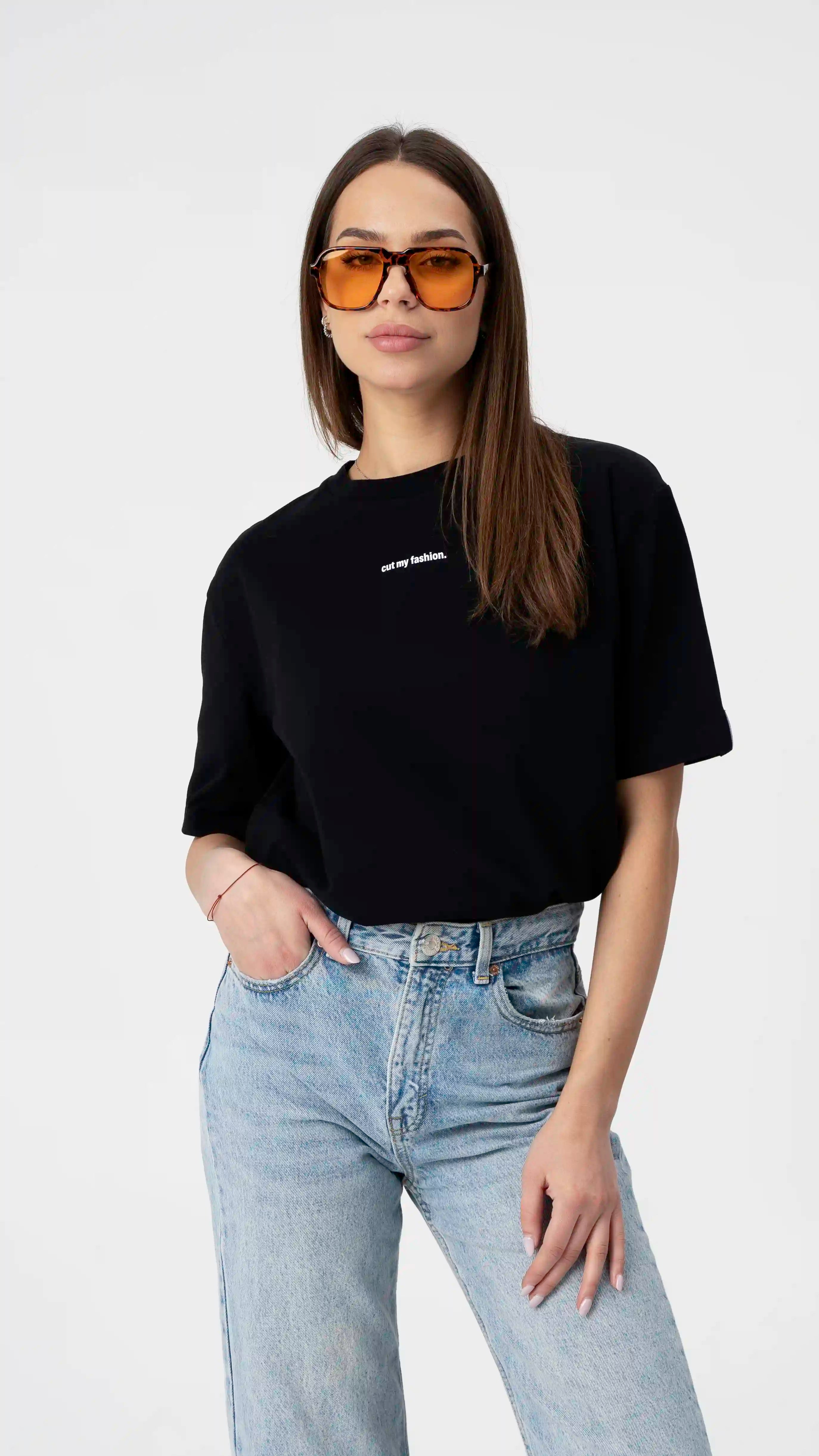 Mūsų prabangūs oversized moteriški marškinėliai – tai puikus pasirinkimas ieškančioms kokybės ir stiliaus. Šie marškinėliai išsiskiria ilgaamžiškumu ir atsparumu skalbimui, todėl galėsite juos dėvėti ne tik vieną sezoną. Įsigykite marškinėlius, kurie yra verti kiekvieno išleisto euro