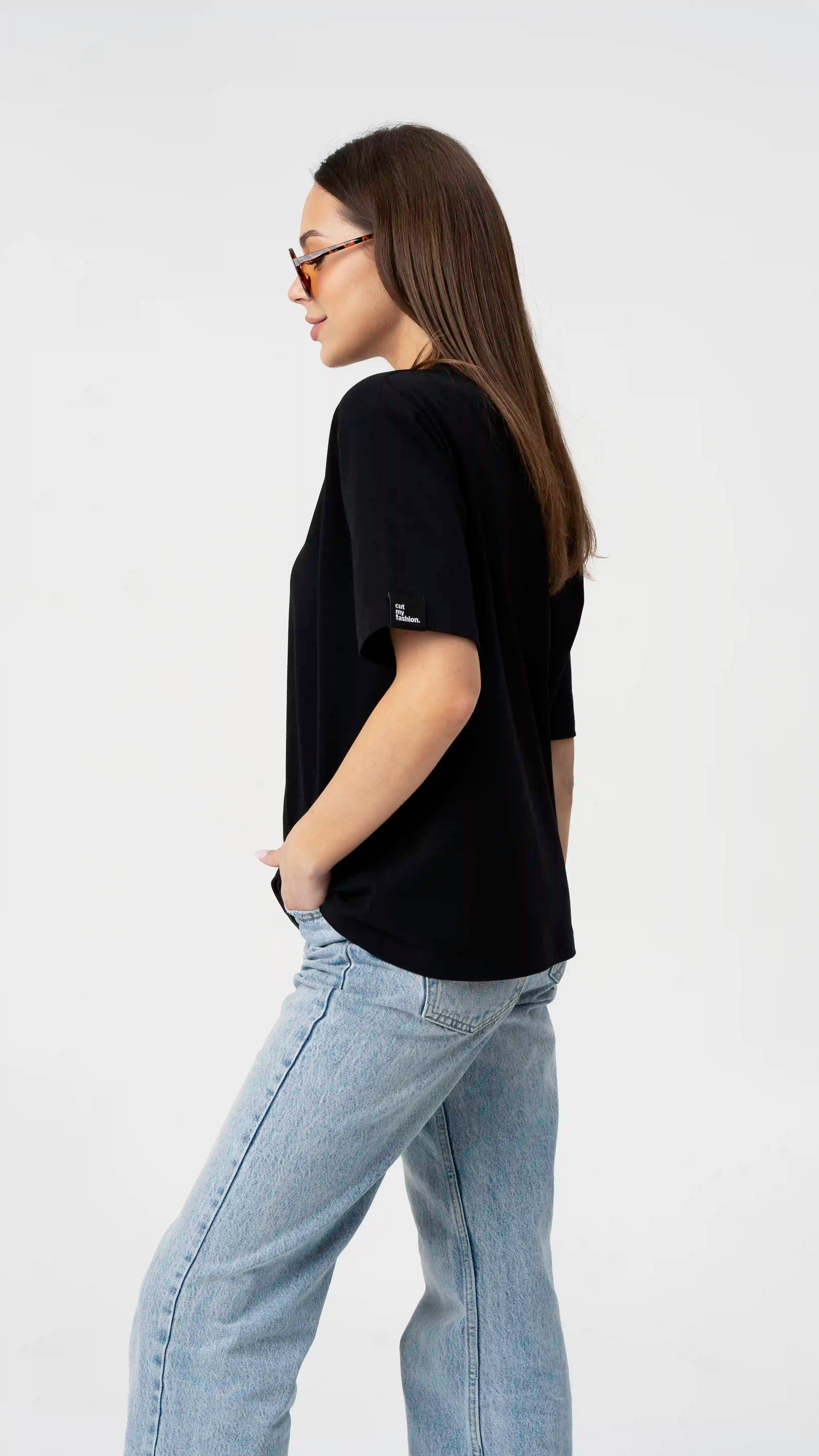 Mūsų prabangūs oversized moteriški marškinėliai – tai puikus pasirinkimas ieškančioms kokybės ir stiliaus. Šie marškinėliai išsiskiria ilgaamžiškumu ir atsparumu skalbimui, todėl galėsite juos dėvėti ne tik vieną sezoną. Įsigykite marškinėlius, kurie yra verti kiekvieno išleisto euro