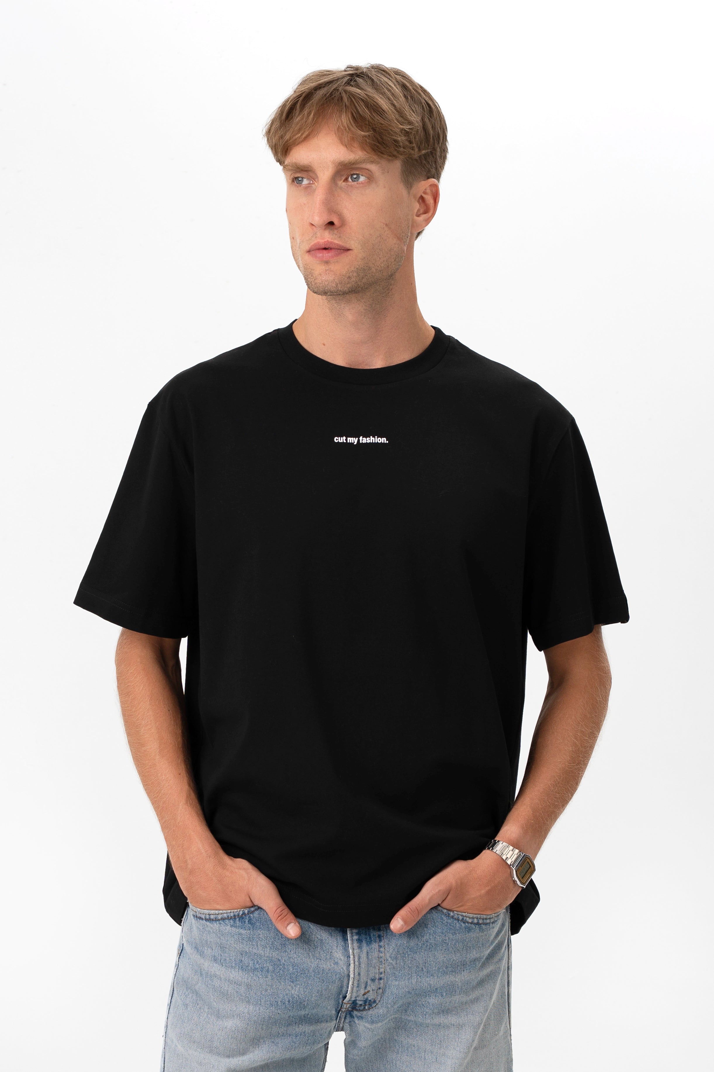 Modelis dėvi juodus oversized marškinėlius, išryškinamas aukštos kokybės audinys ir švarus, paprastas dizainas