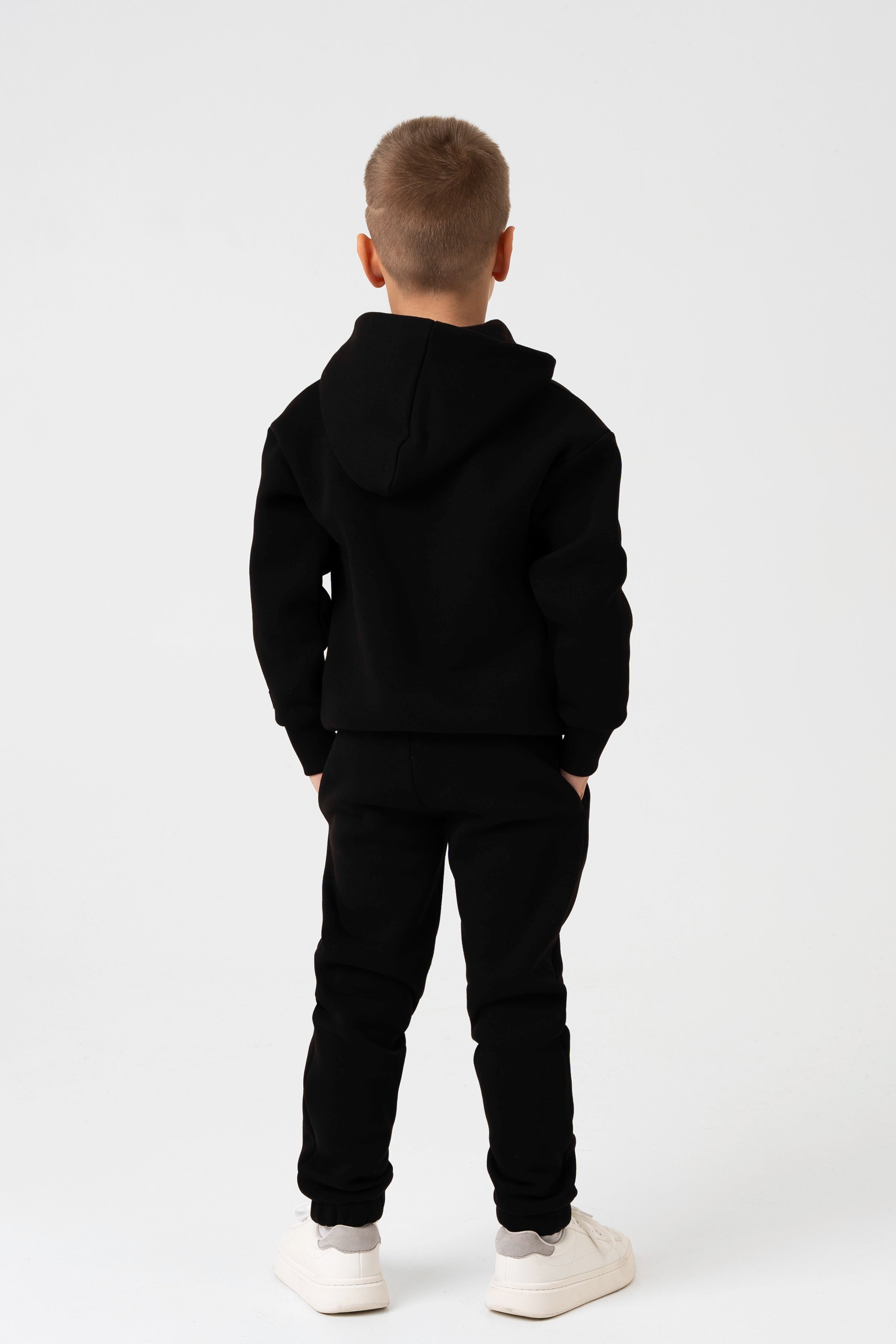 OEKO-TEX® sertifikuoti vaikiški treningai – juodas komplektas su gobtuvu ir reguliuojamu juosmeniu.