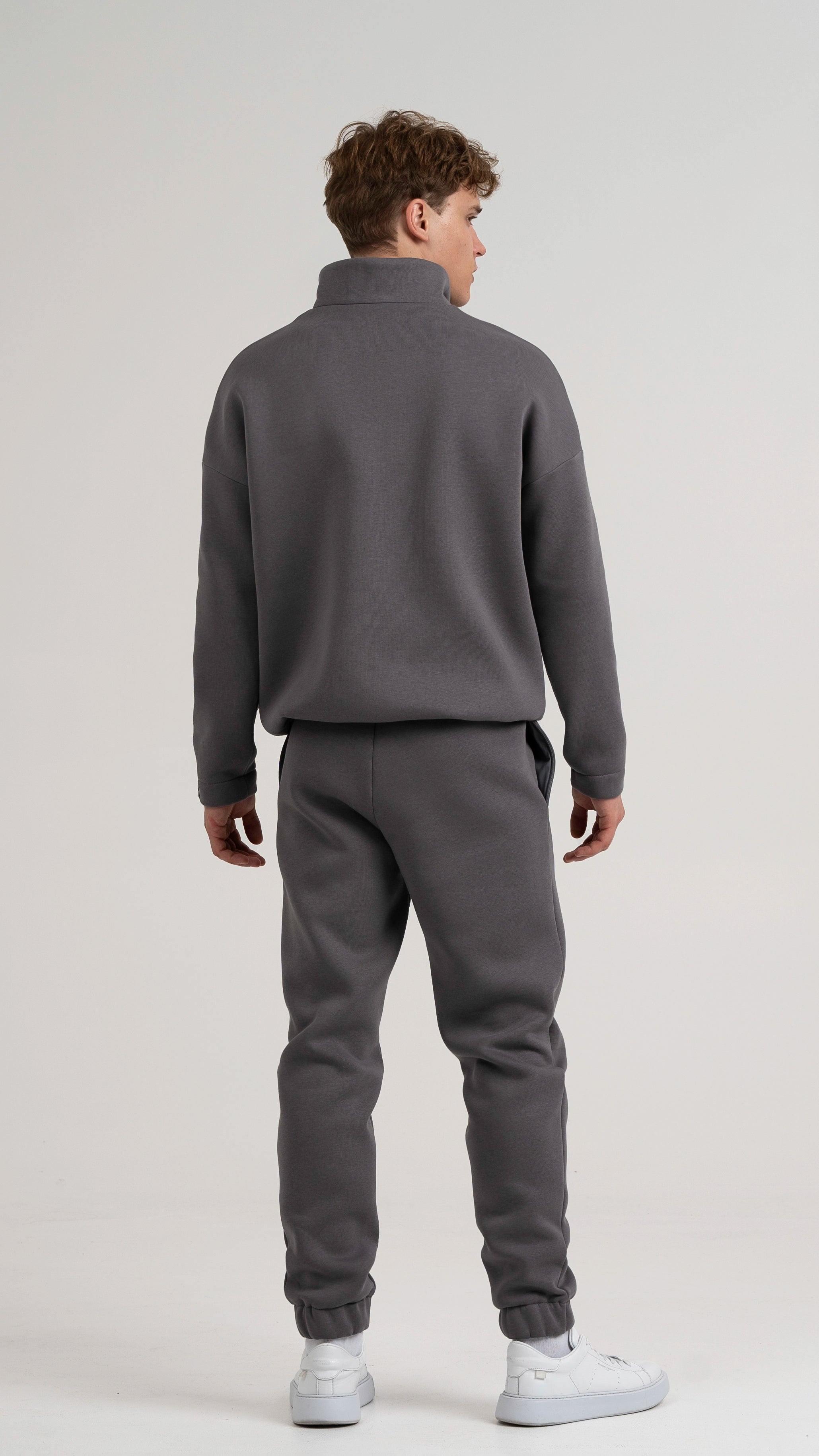 Cutmyfashion vyrams skirti pilkos spalvos treningai su pūkeliu ir sagomis, vyras atsisukęs nugara