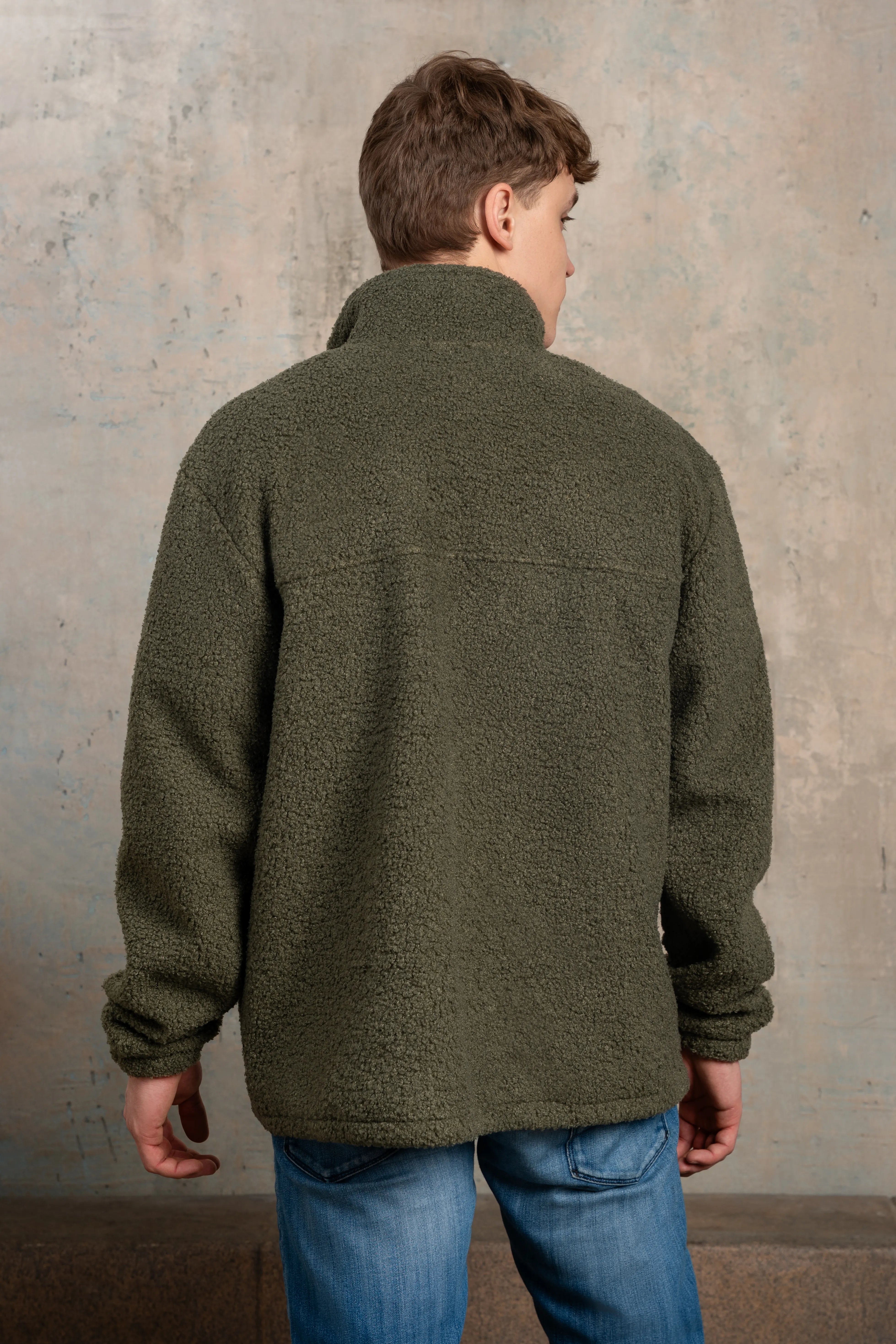 Chaki spalvos vyriškas džemperis iš nugaros su stačia apykakle, ilgomis rankovėmis ir tiesia nugaros linija