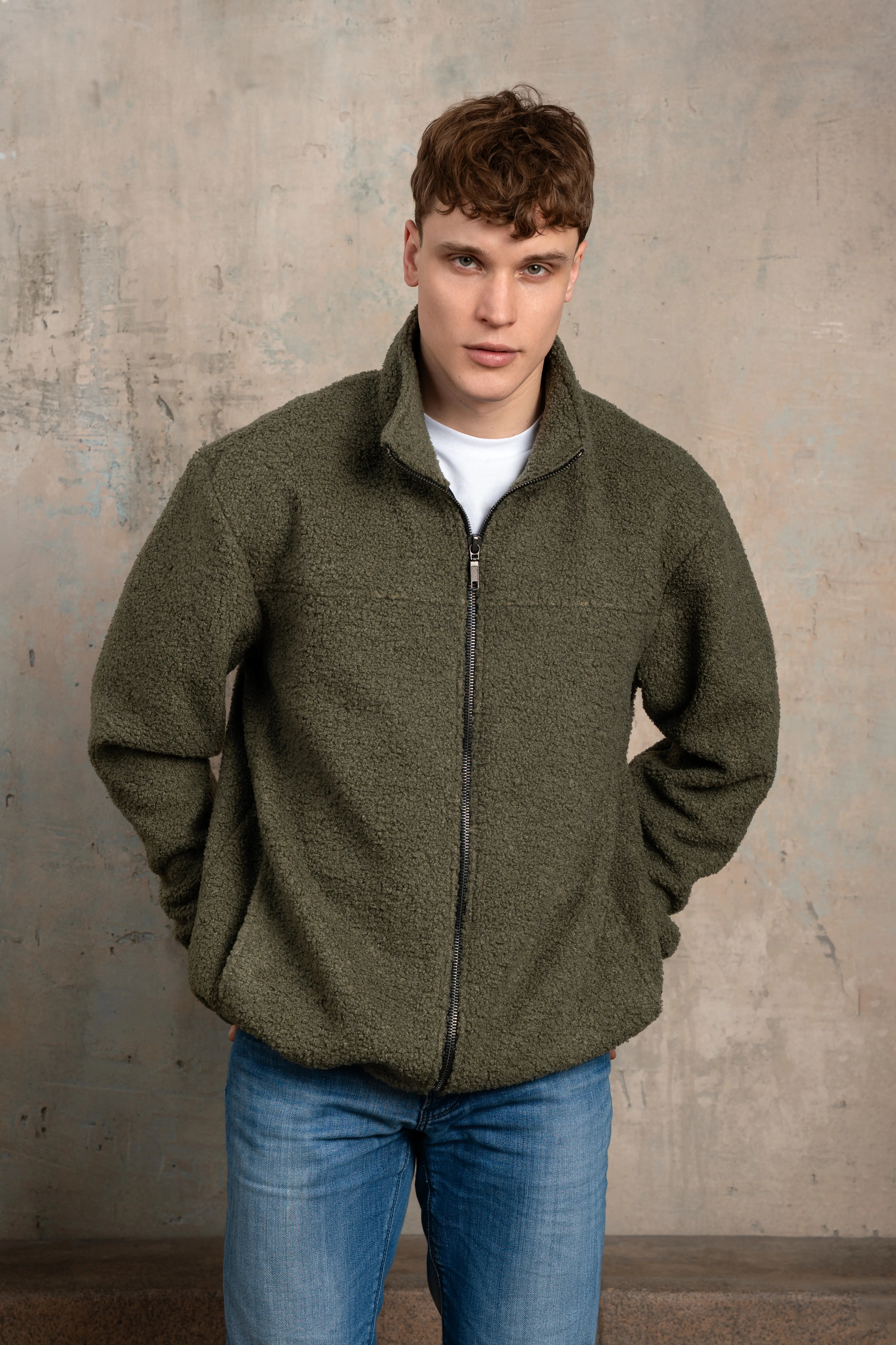 Chaki spalvos vyriškas džemperis iš flisinio audinio su pilno ilgio metaliniu užtrauktuku, stačia apykakle ir ilgomis rankovėmis