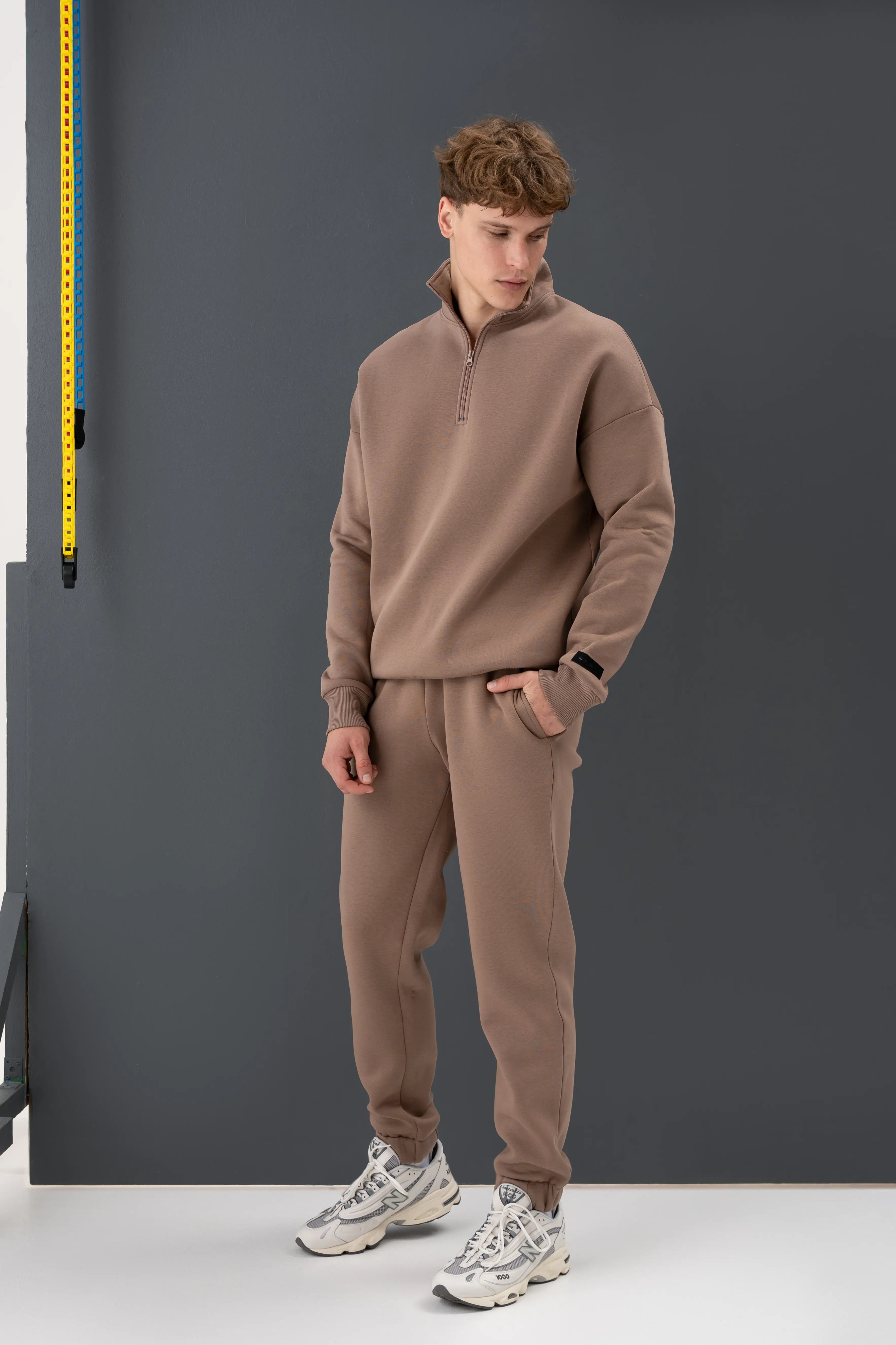 Stilingas balintos kavos laisvalaikio treningas, skirtas dėvėti mieste ar gamtoje, pagamintas cutmyfashion siuvykloje.