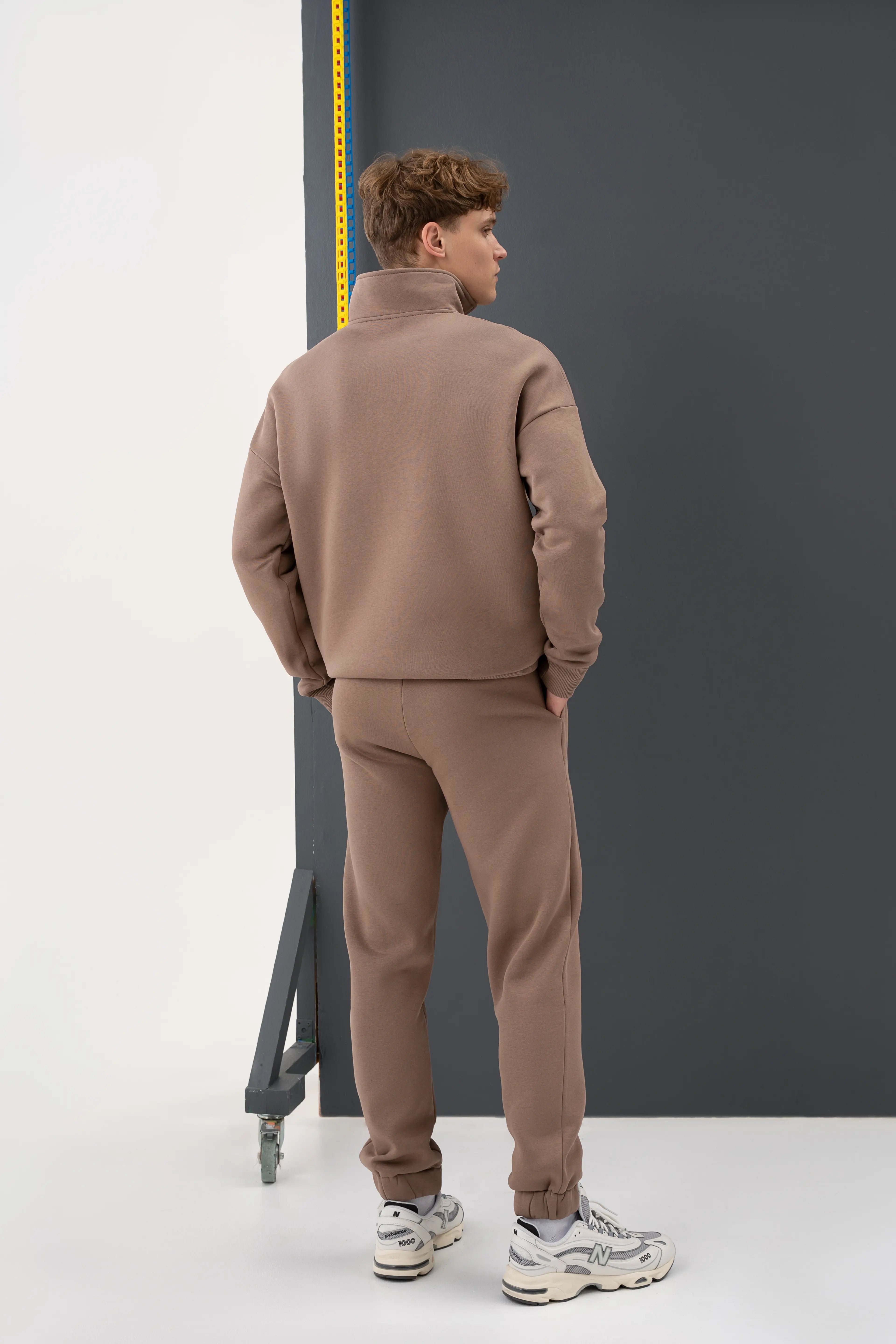 Modernus vyriškas laisvalaikio treningas balintos kavos spalvos, lengvai derinamas prie striukės ar kedų, pagamintas Lietuvoje.