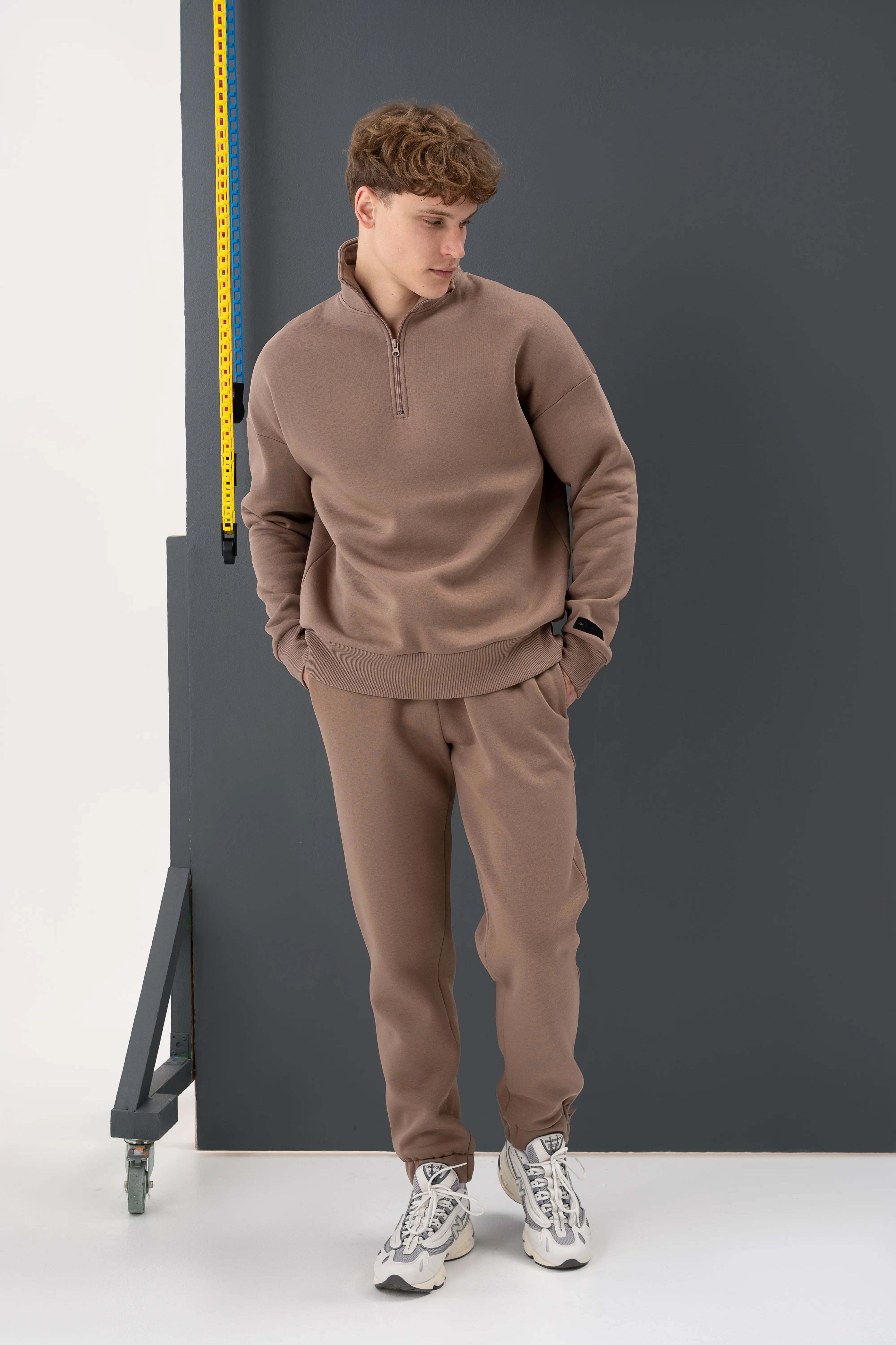 Vyriškas balintos kavos spalvos laisvalaikio treningas iš cutmyfashion, puikiai tinkantis kasdieniam dėvėjimui ir poilsiui.