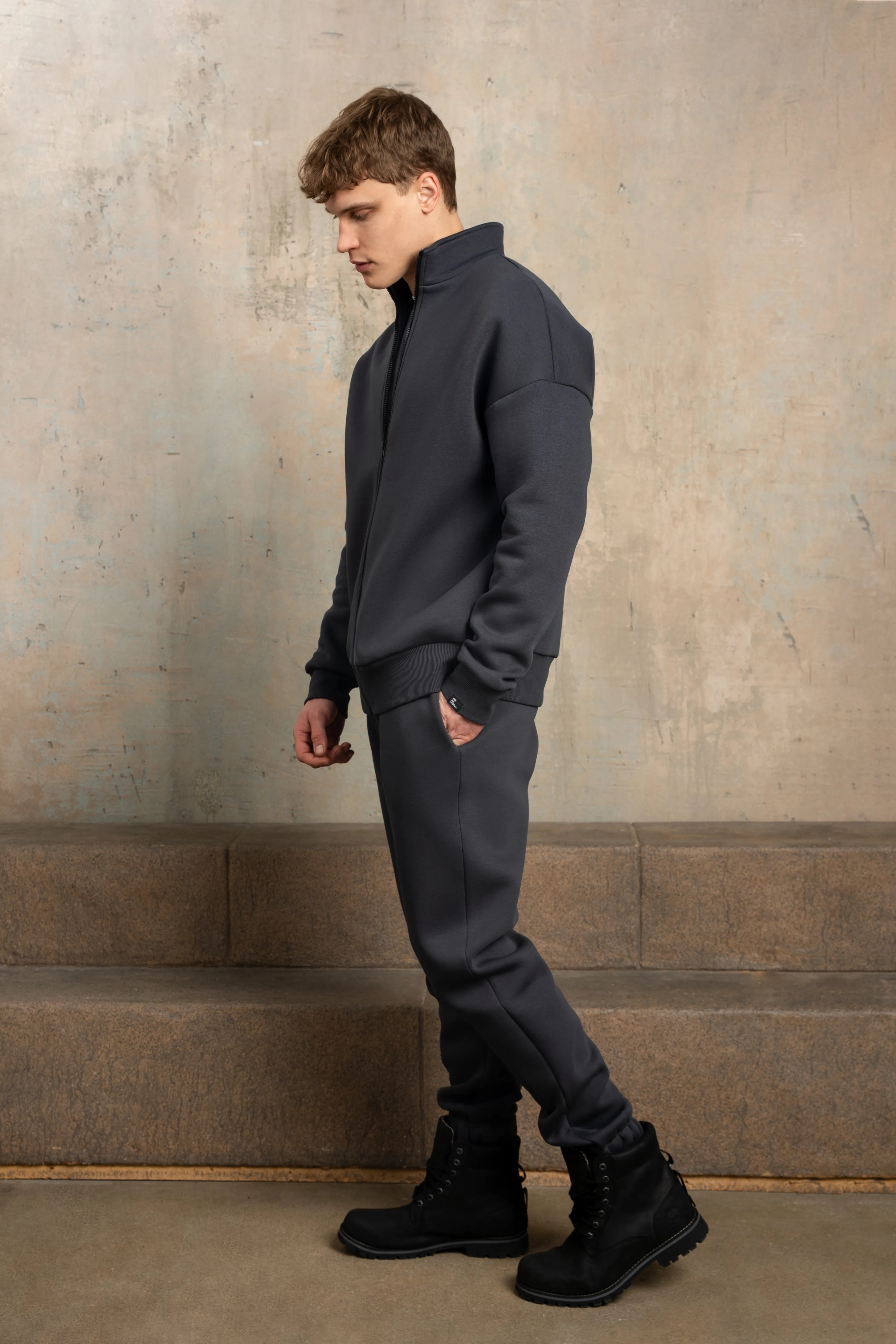 Tamsiai pilkas cutmyfashion laisvalaikio treningas su giliomis kišenėmis, tinkamas miestui ir namams.