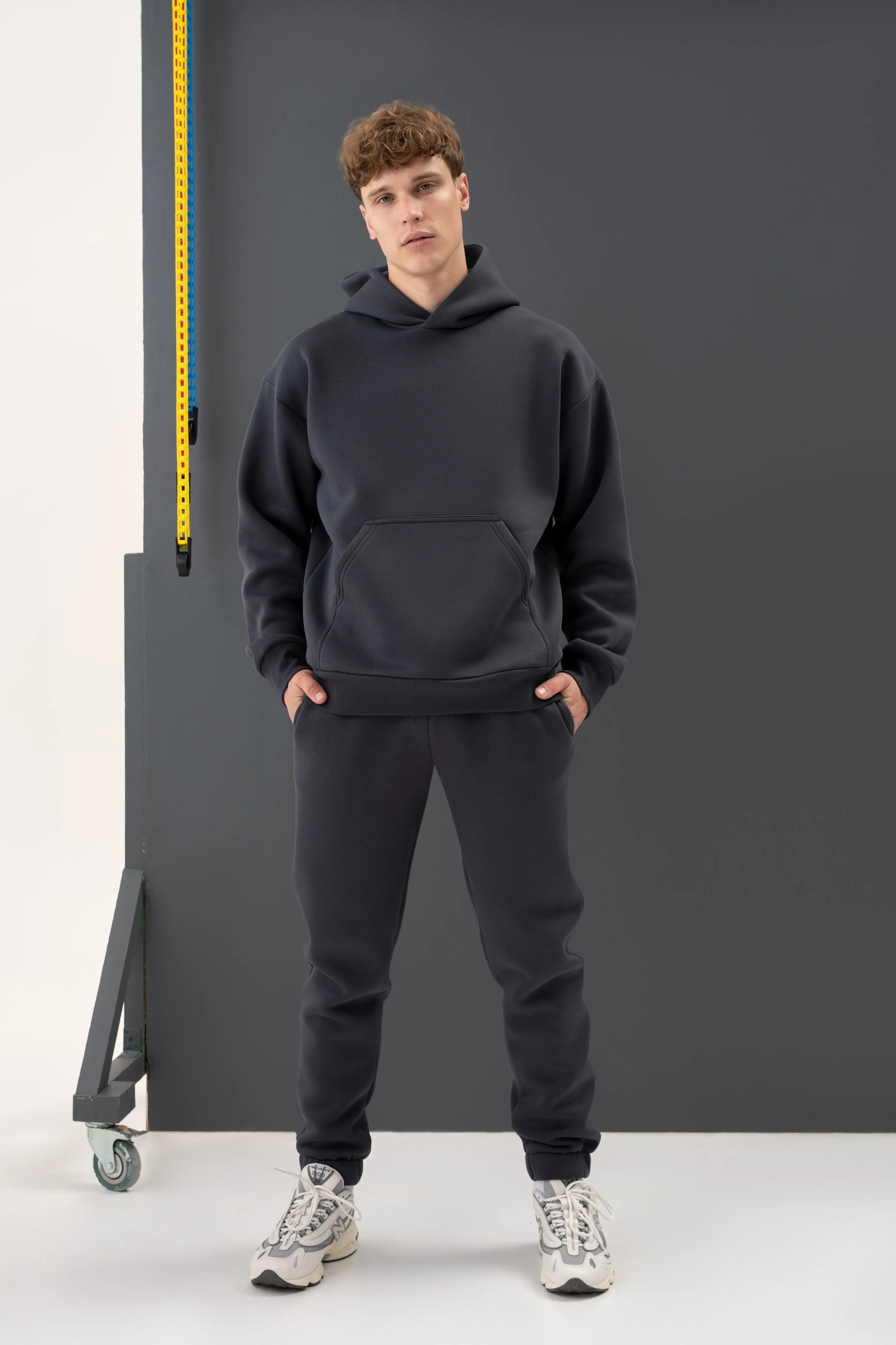 Modernus pilkas laisvalaikio treningas su džemperiu ir kelnėmis, pagamintas Lietuvoje.