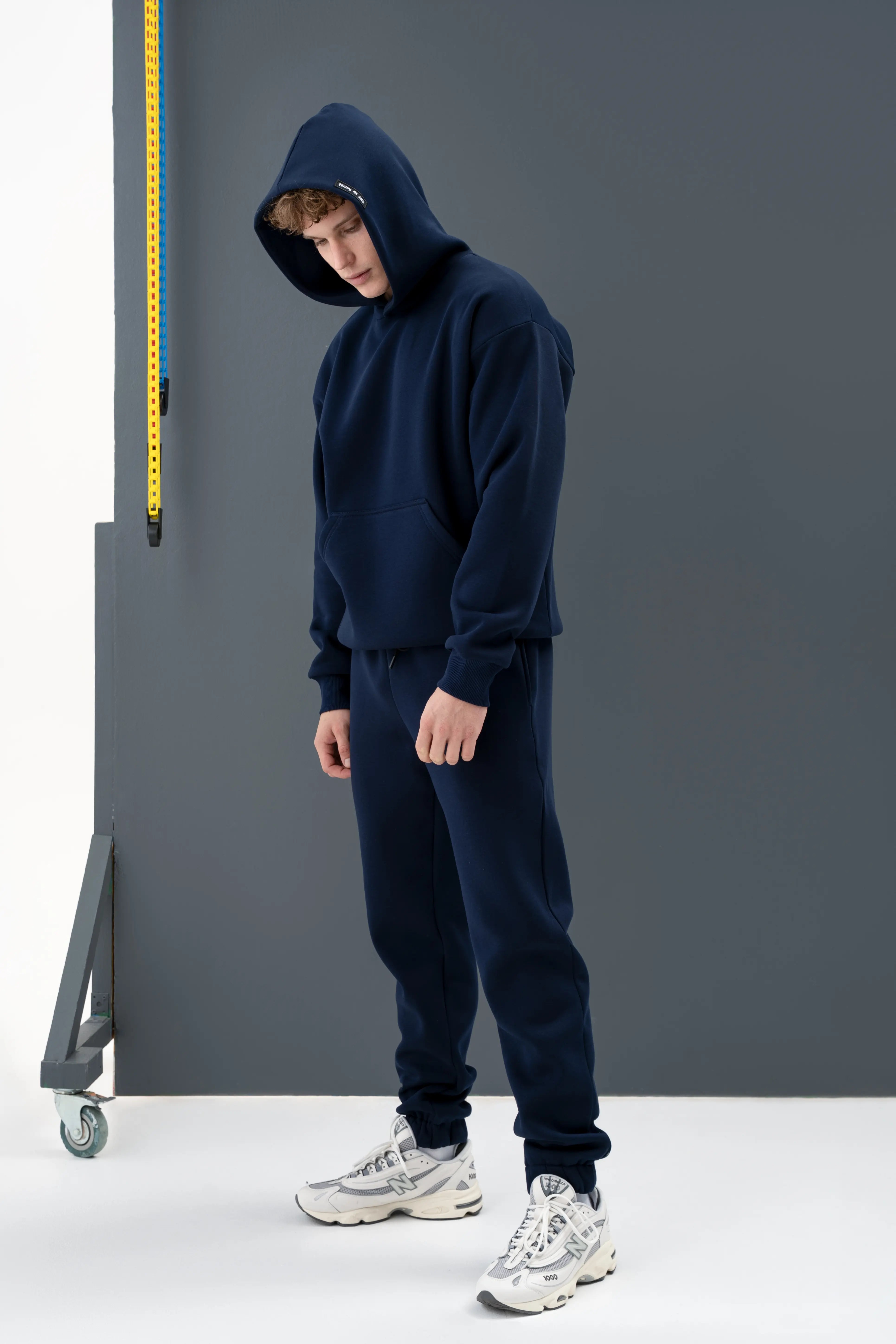 Tamsiai mėlynas vyriškas treningas, puikiai tinkantis pasivaikščiojimams ar kelionėms.