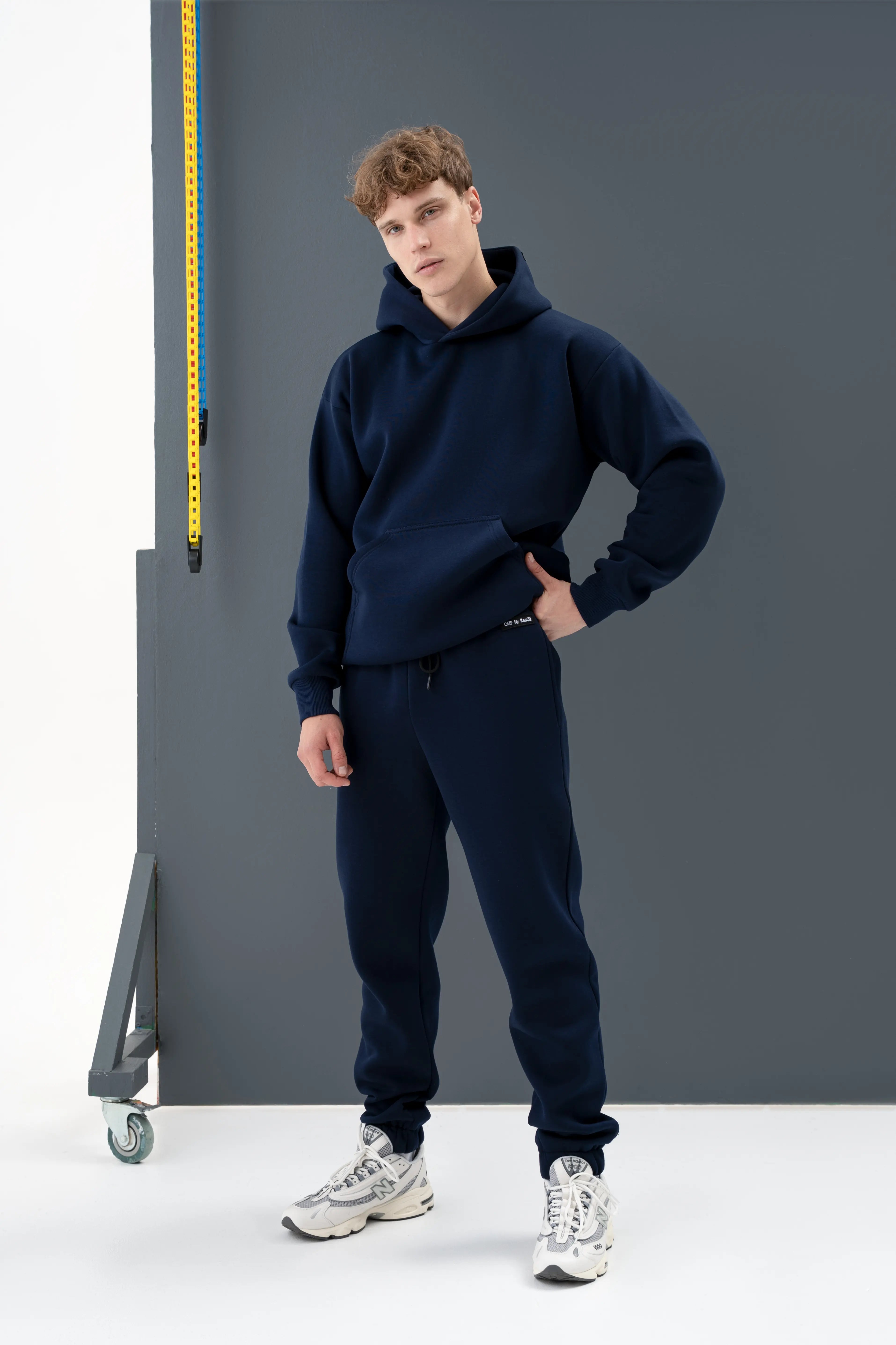 Klasikinis mėlynas laisvalaikio treningas, patogus dėvėti namuose ir mieste.