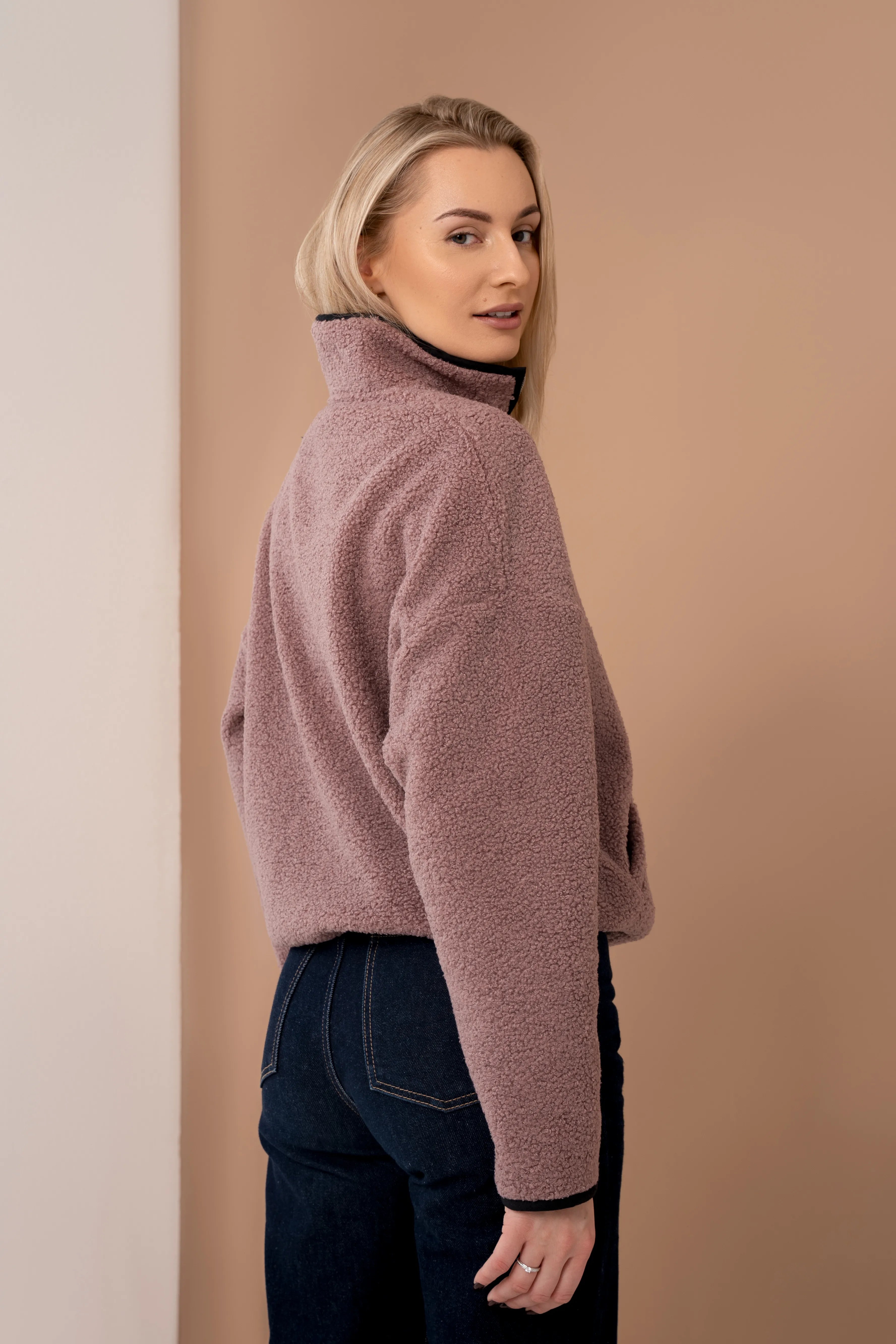 Rausvos spalvos moteriškas džemperis iš nugaros su stačia apykakle, džemperis su užtrauktuku