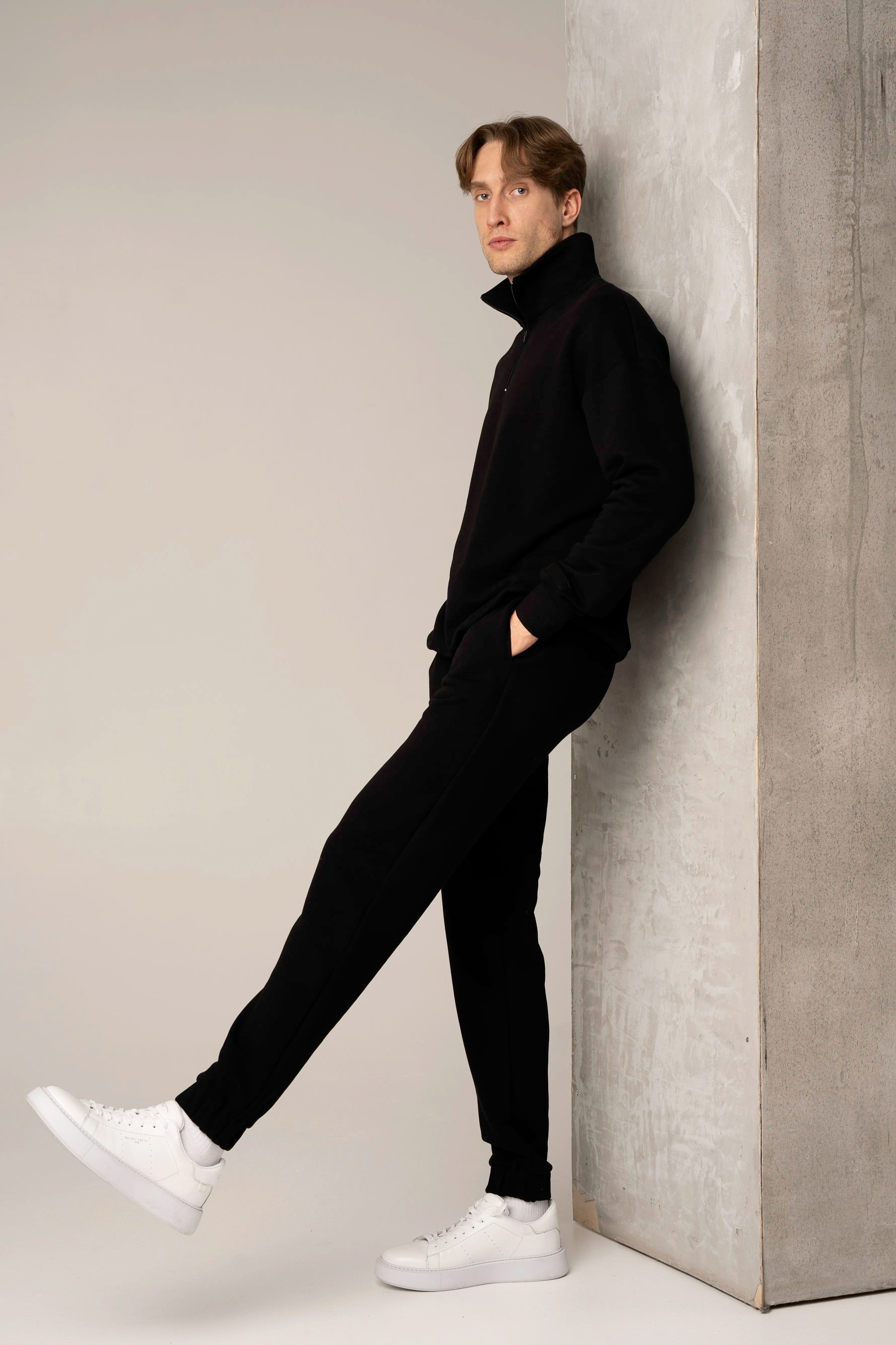 Juodi vyriški laisvalaikio treningai be pūkelio su užtrauktuku ir kelnėmis su raišteliu bei kišenėmis