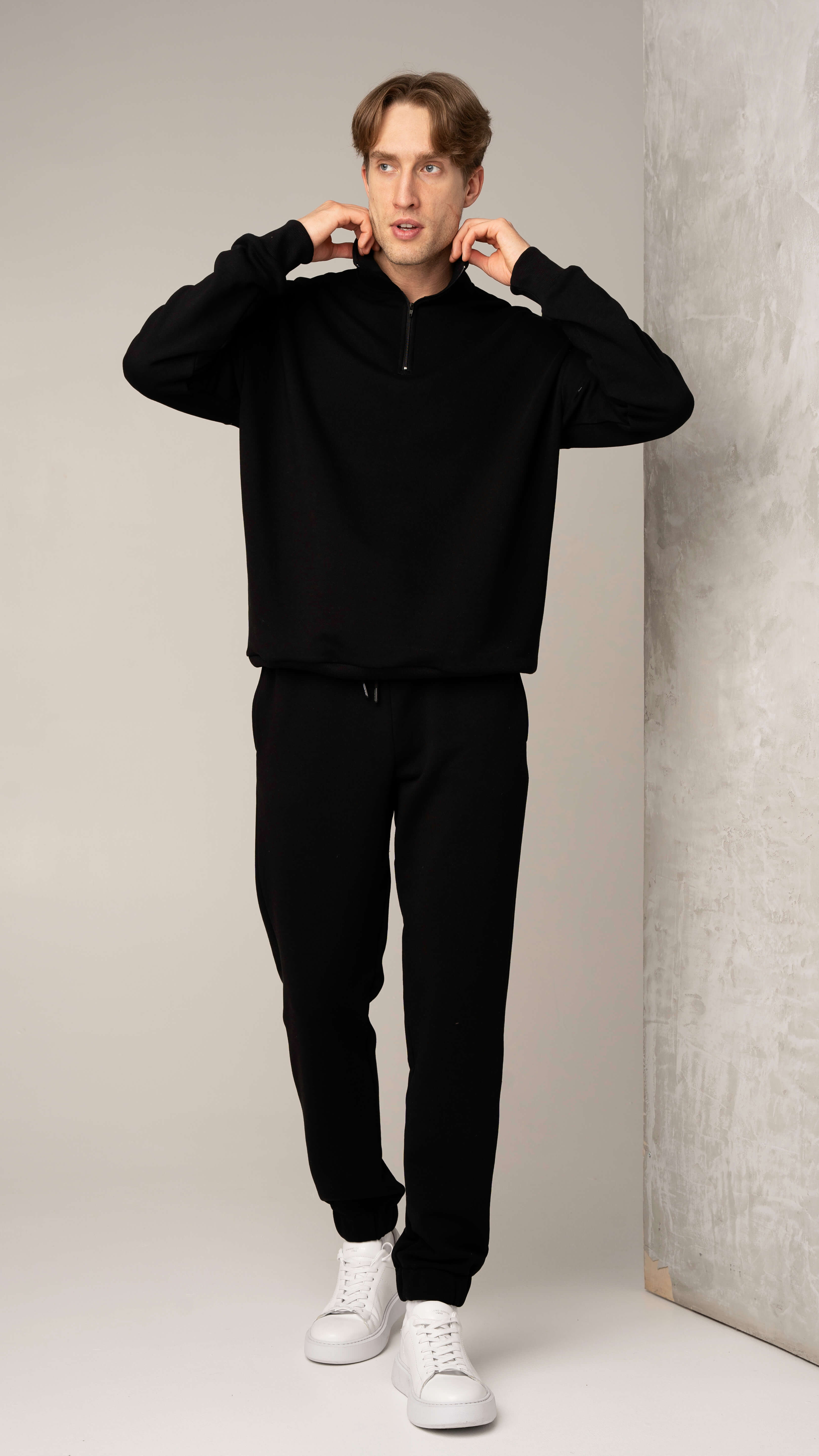 Juodi vyriški laisvalaikio treningai be pūkelio su užtrauktuku ir kelnėmis su raišteliu bei kišenėmis