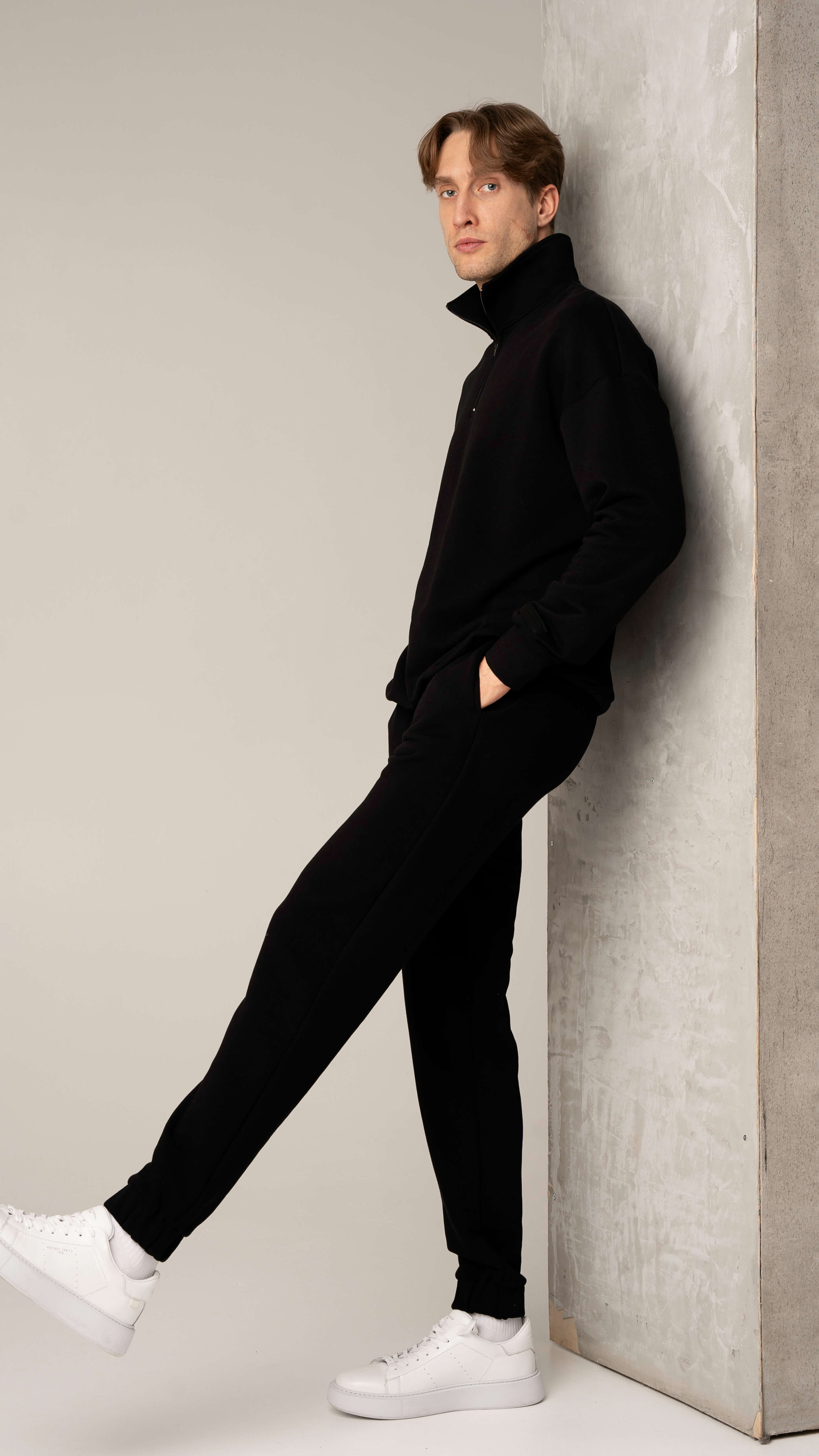 Juodi vyriški laisvalaikio treningai be pūkelio su užtrauktuku ir kelnėmis su raišteliu bei kišenėmis