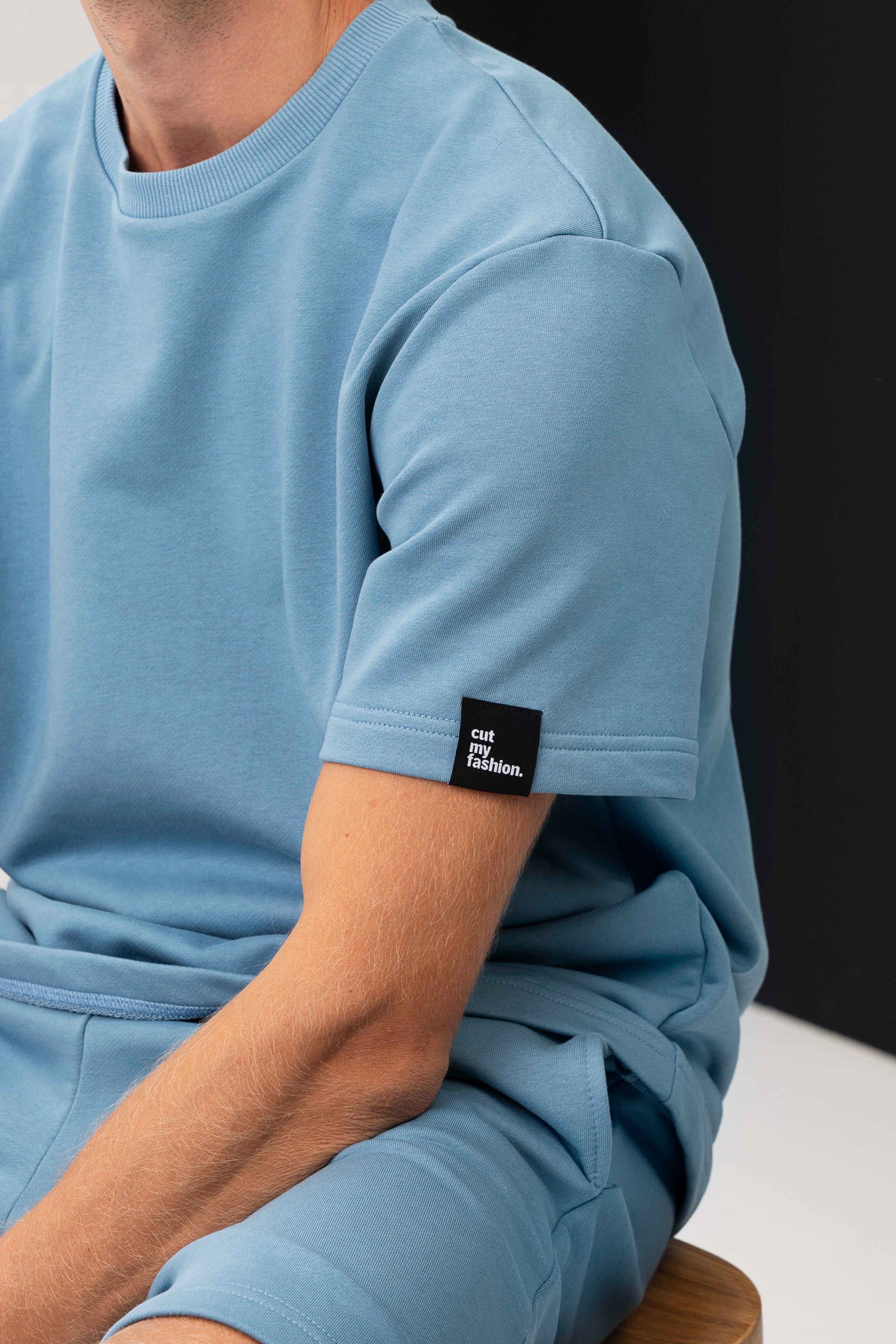Stambus planas – šviesiai mėlynų marškinėlių rankovė su „cutmyfashion“ etikete