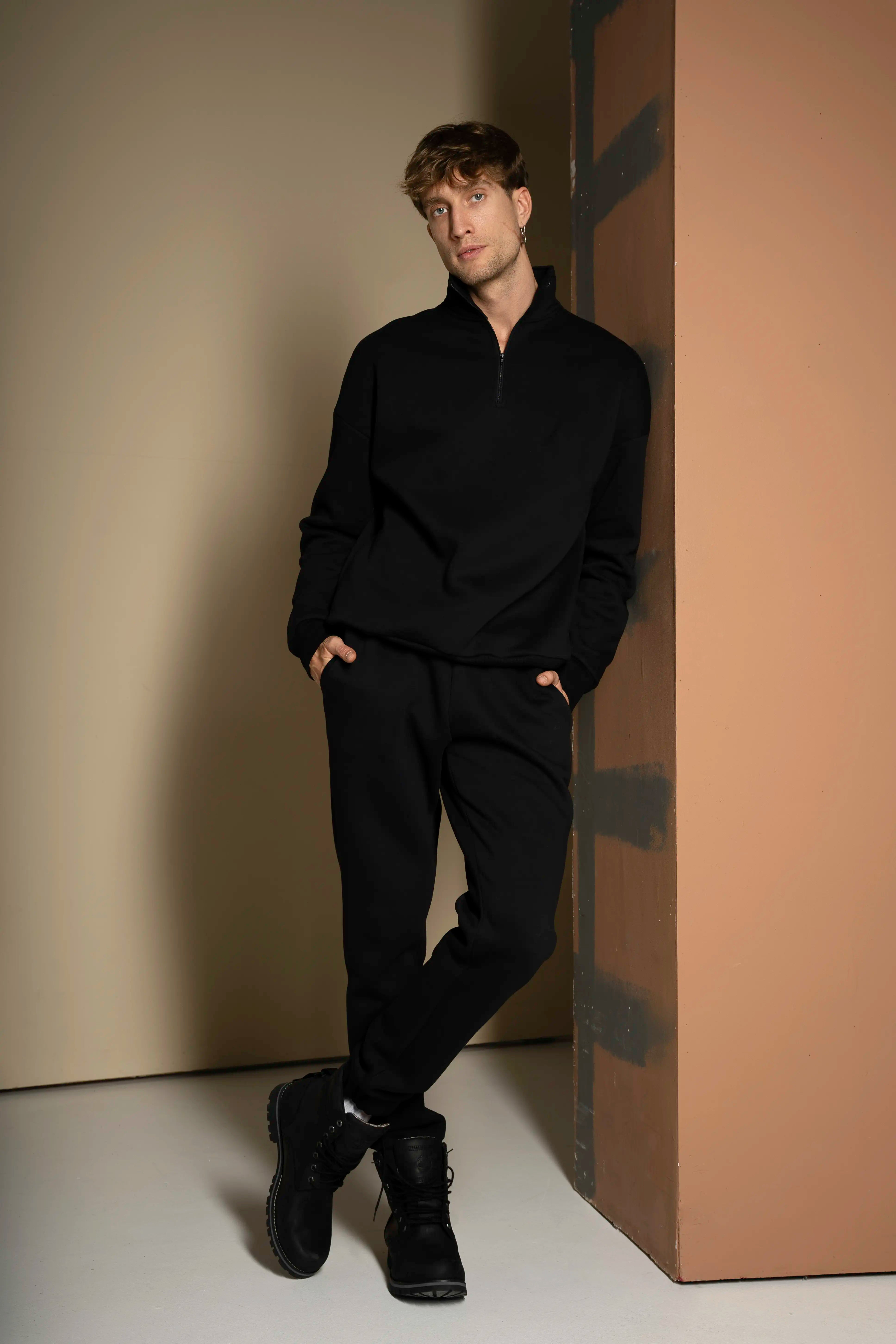 Juodas vyriškas laisvalaikio treningas iš cutmyfashion, sukurtas kasdieniam dėvėjimui, poilsiui ir pasivaikščiojimams gamtoje.