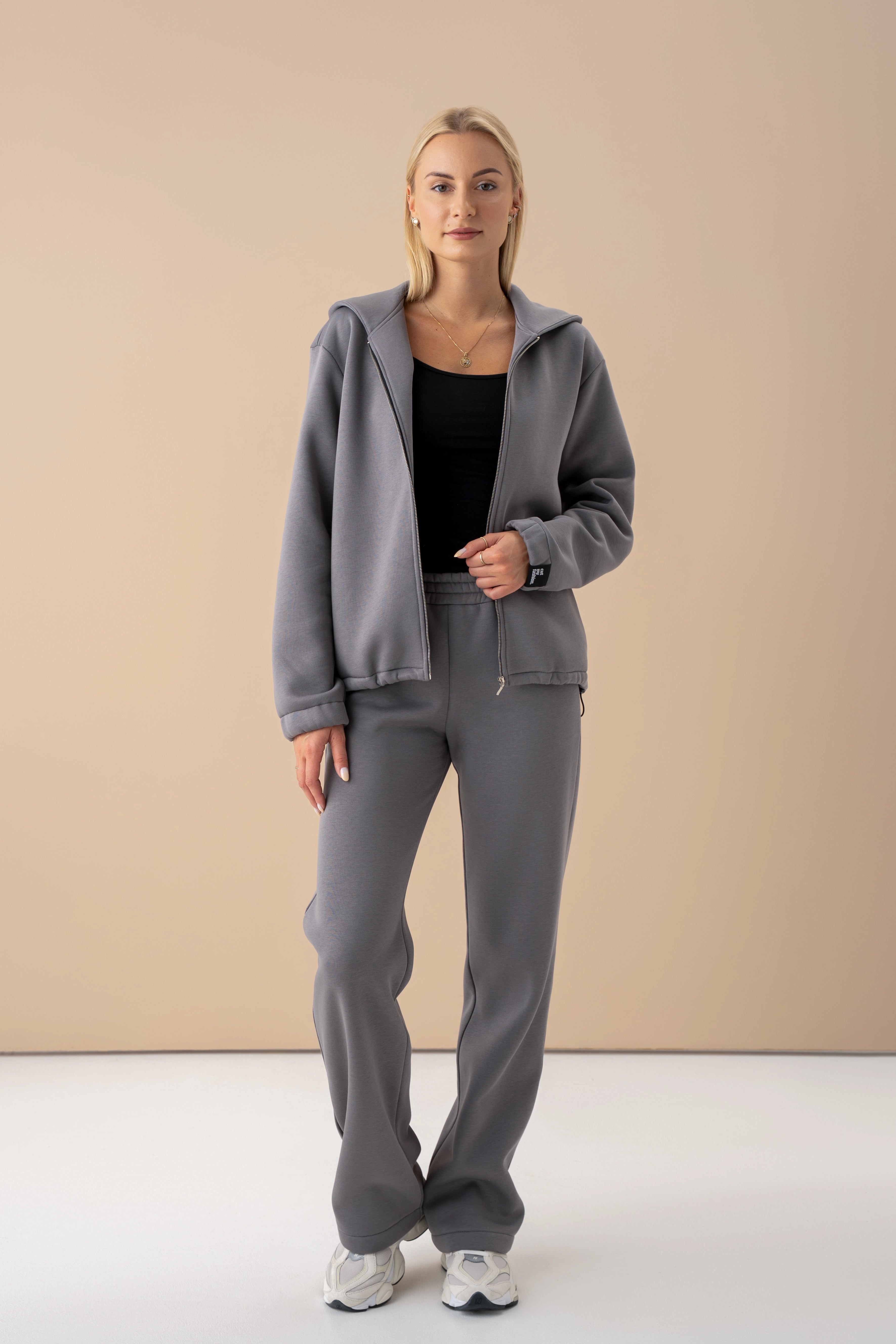 moteris vilki pilkus cutmyfashion treningus su juodu topu, užtraukiamas džemperis prasegtas, studijos aplinka