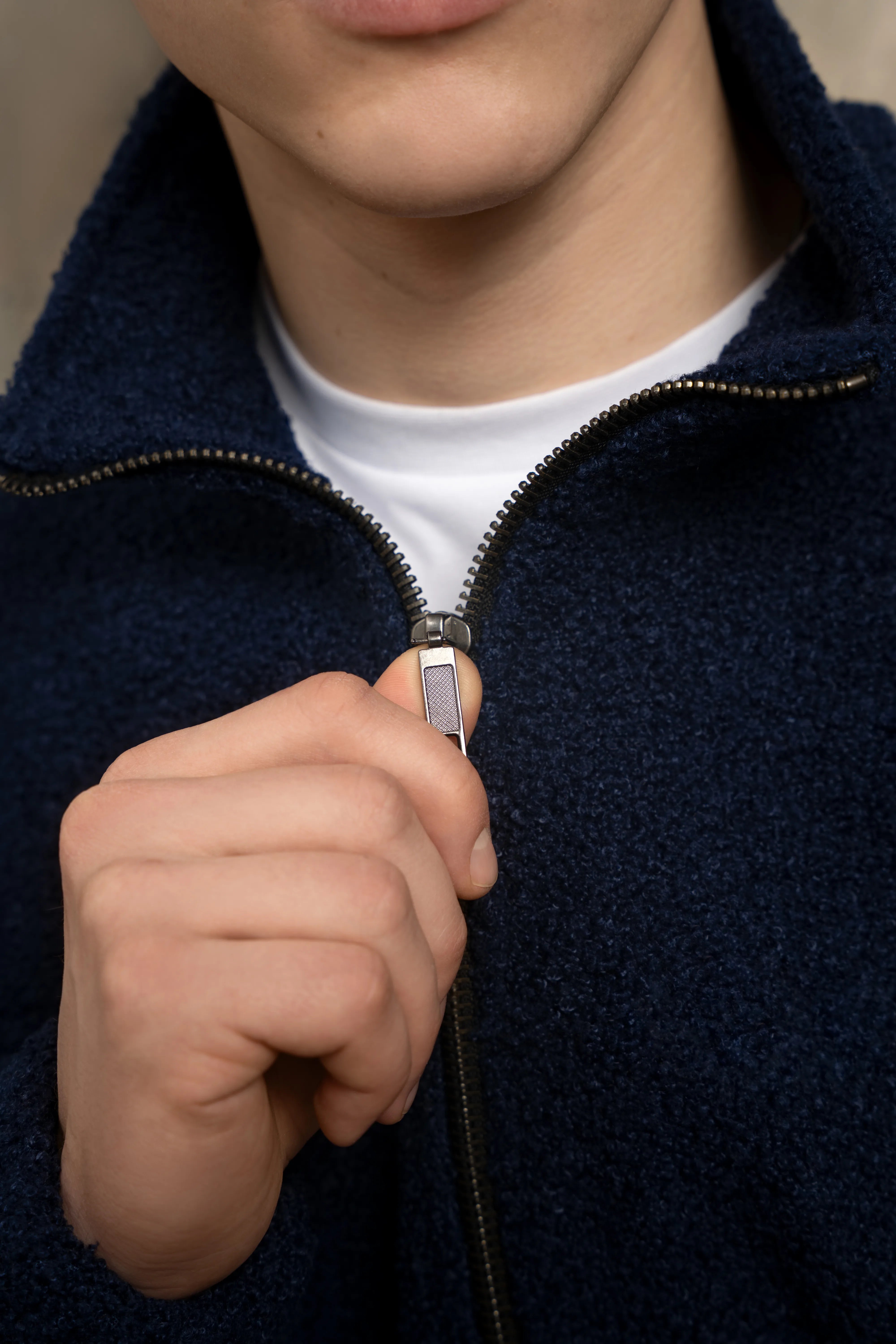Tamsiai mėlynos spalvos vyriško džemperio metalinio pilno ilgio užtrauktuko ir apykaklės detalė