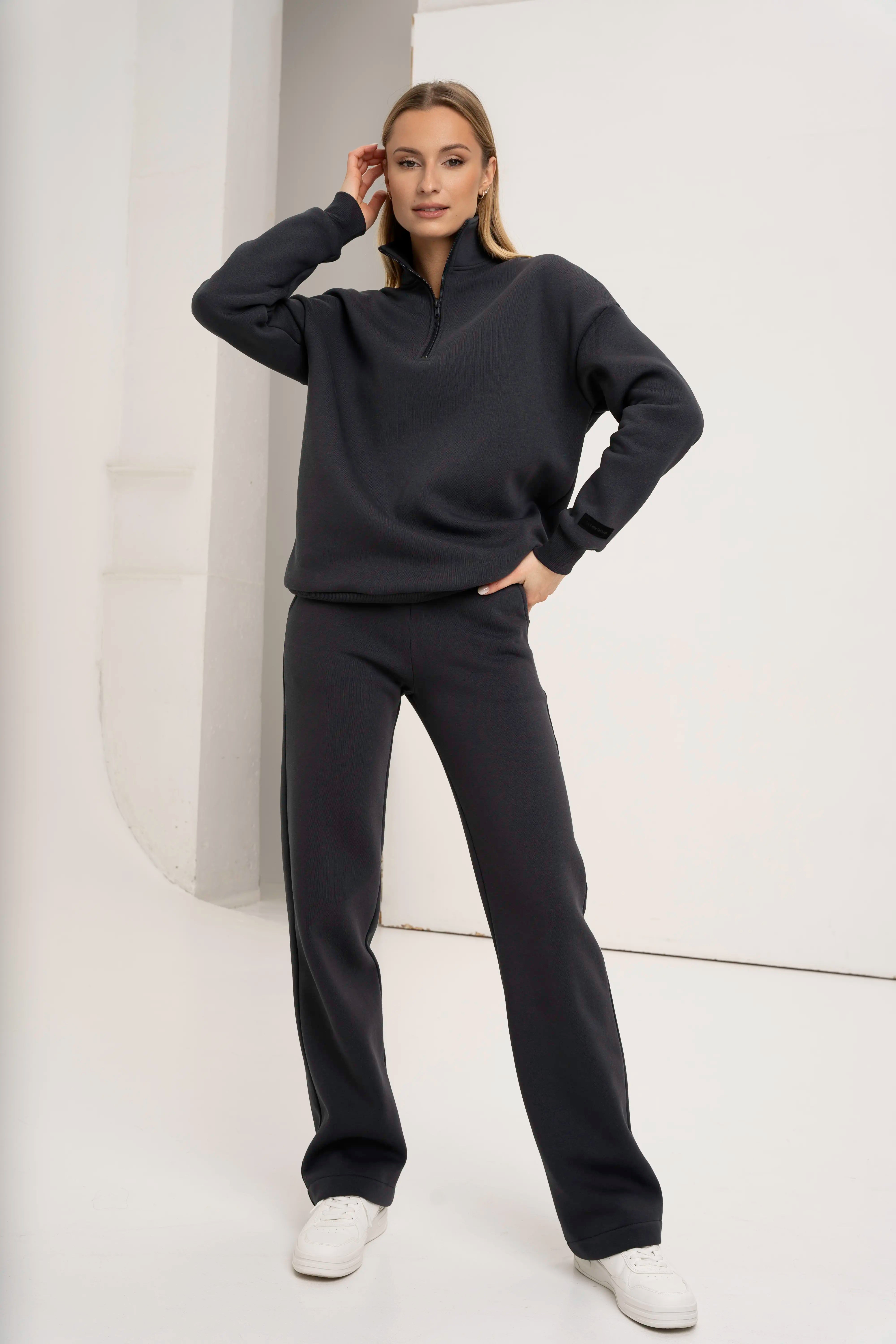 Tamsiai pilkas moteriškas treningas tiesiomis kelnėmis, sukurtas ir pagamintas Lietuvoje