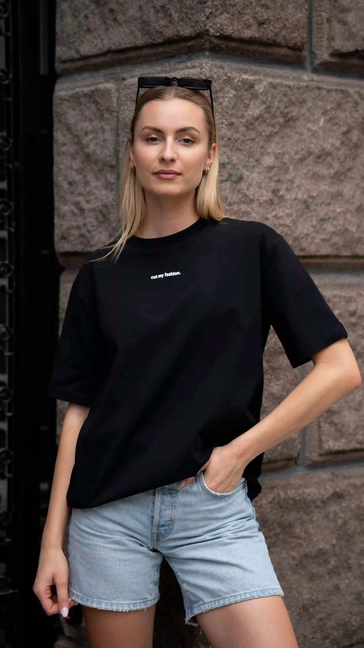 Juodi oversized moteriški marškinėliai CMF484 - Image 4