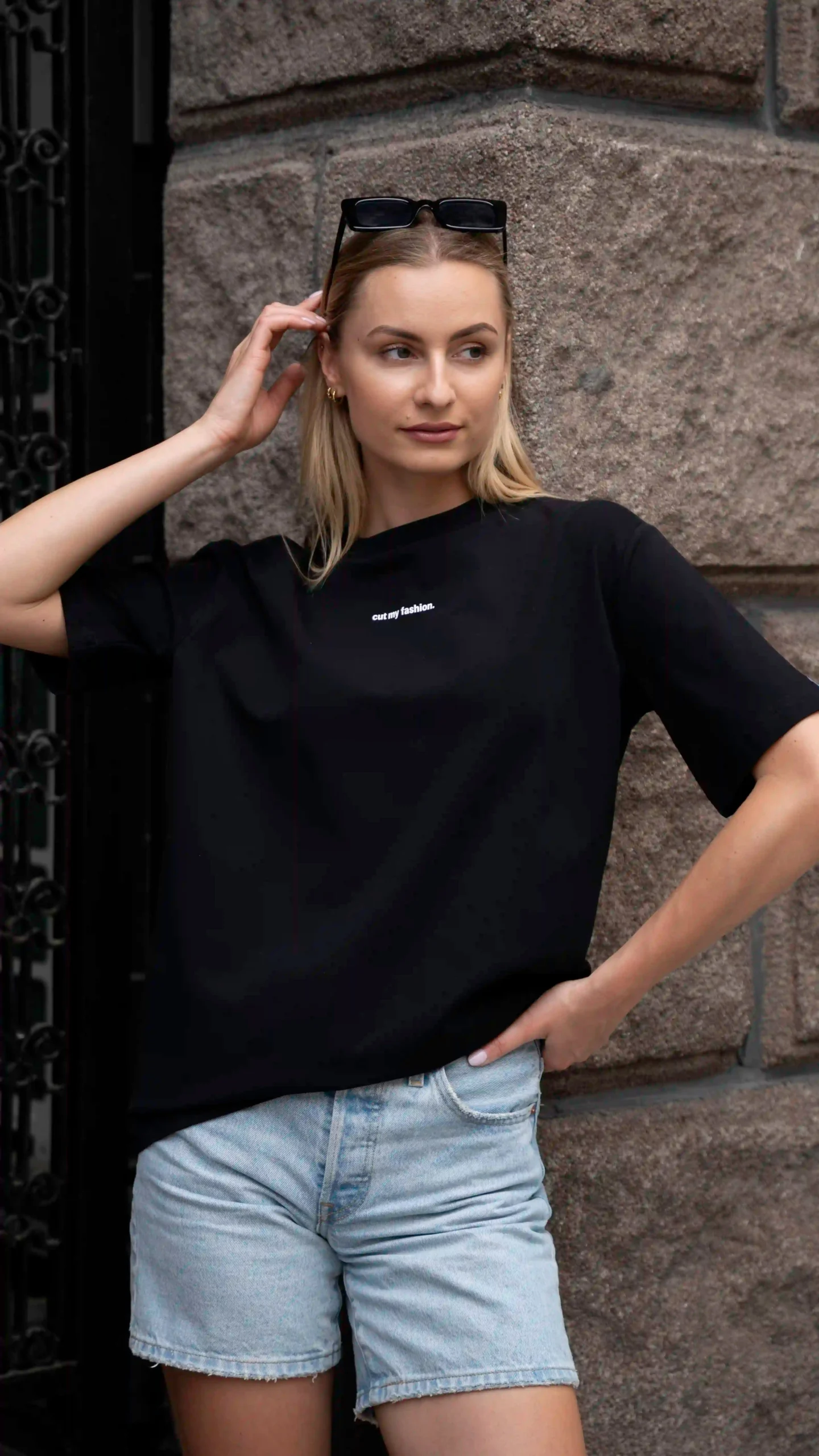 Juodi oversized moteriški marškinėliai CMF484 - Image 2