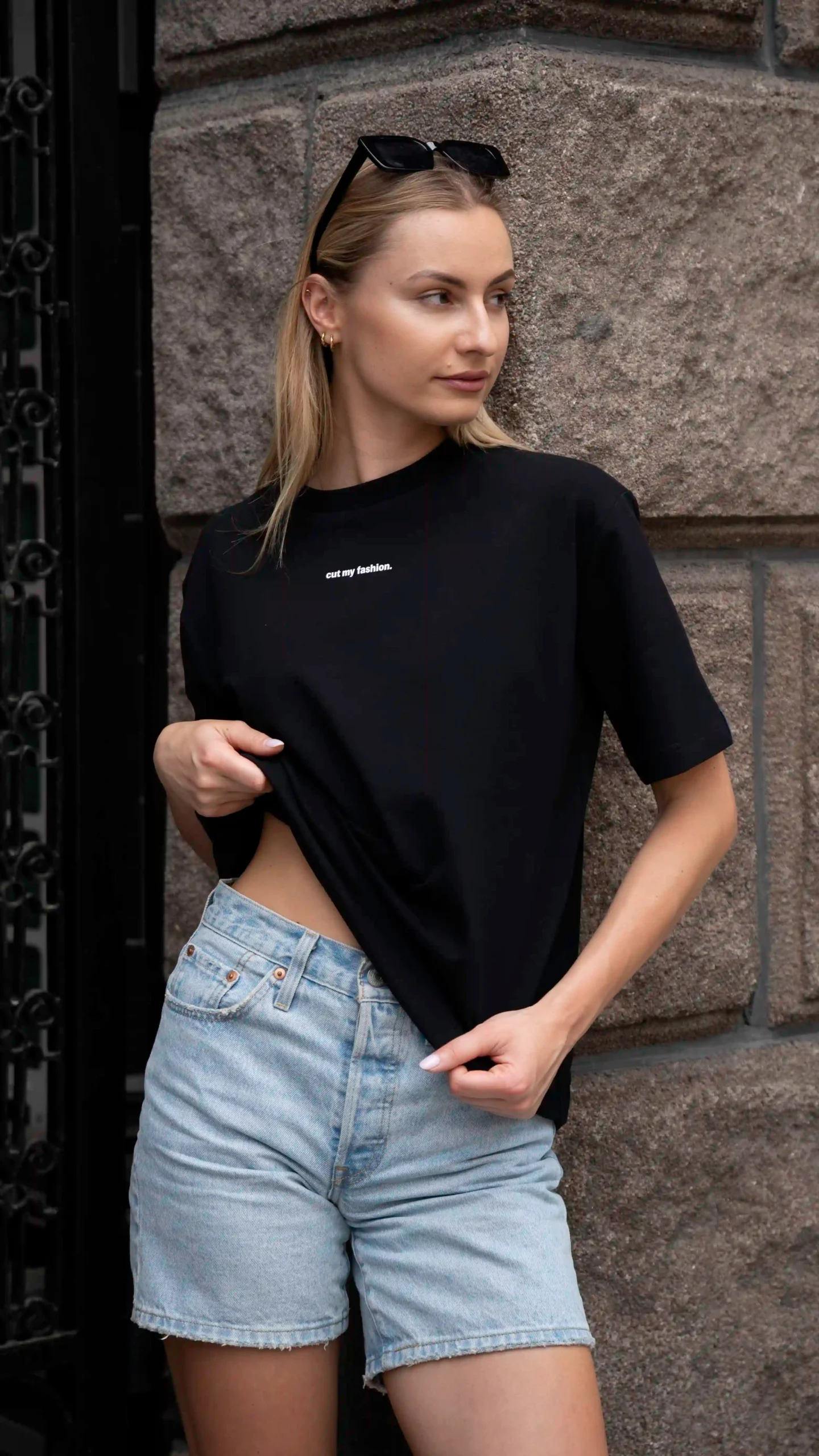 Juodi oversized moteriški marškinėliai CMF484 - Image 3