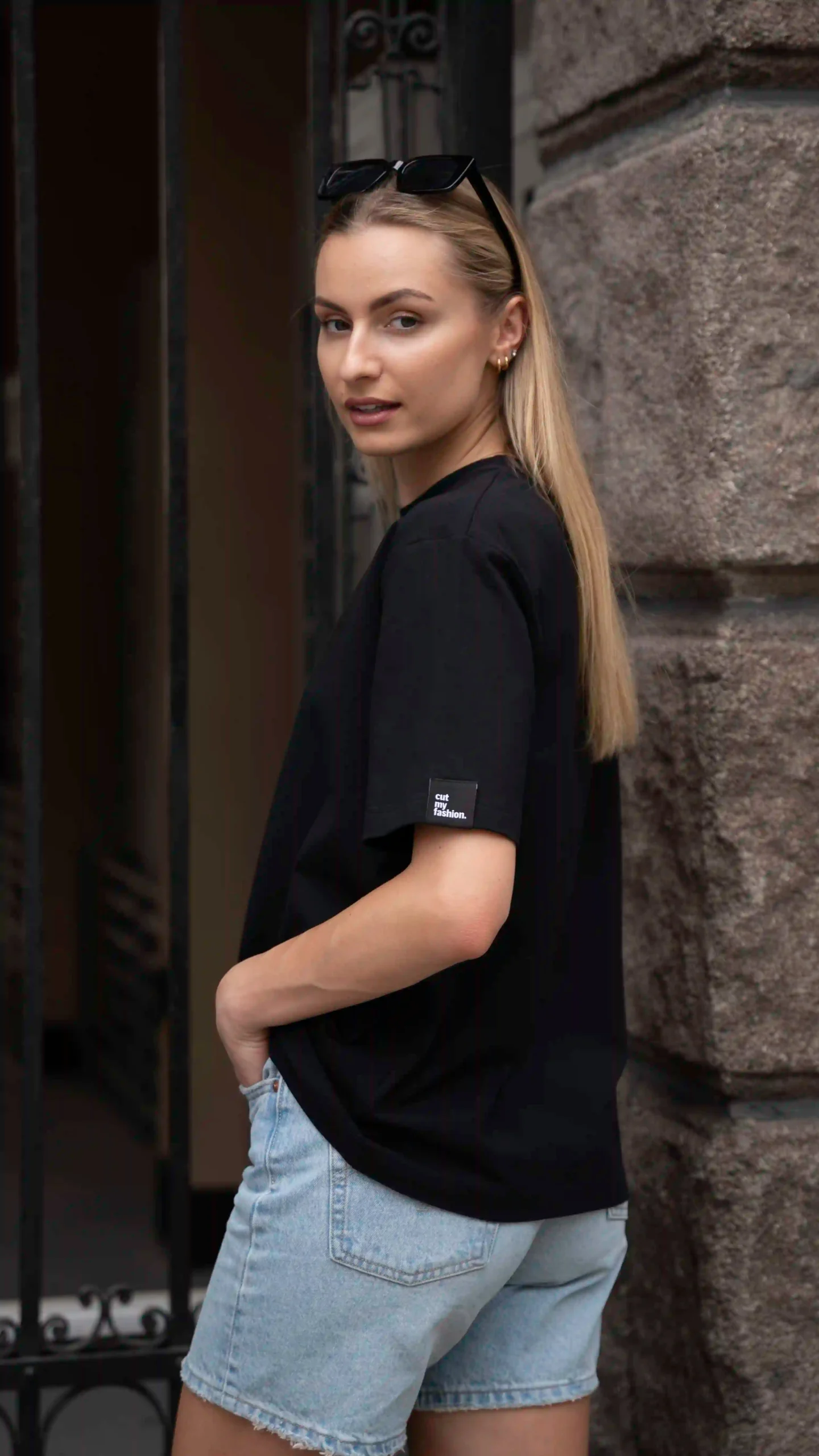 Juodi oversized moteriški marškinėliai CMF484 - Image 5